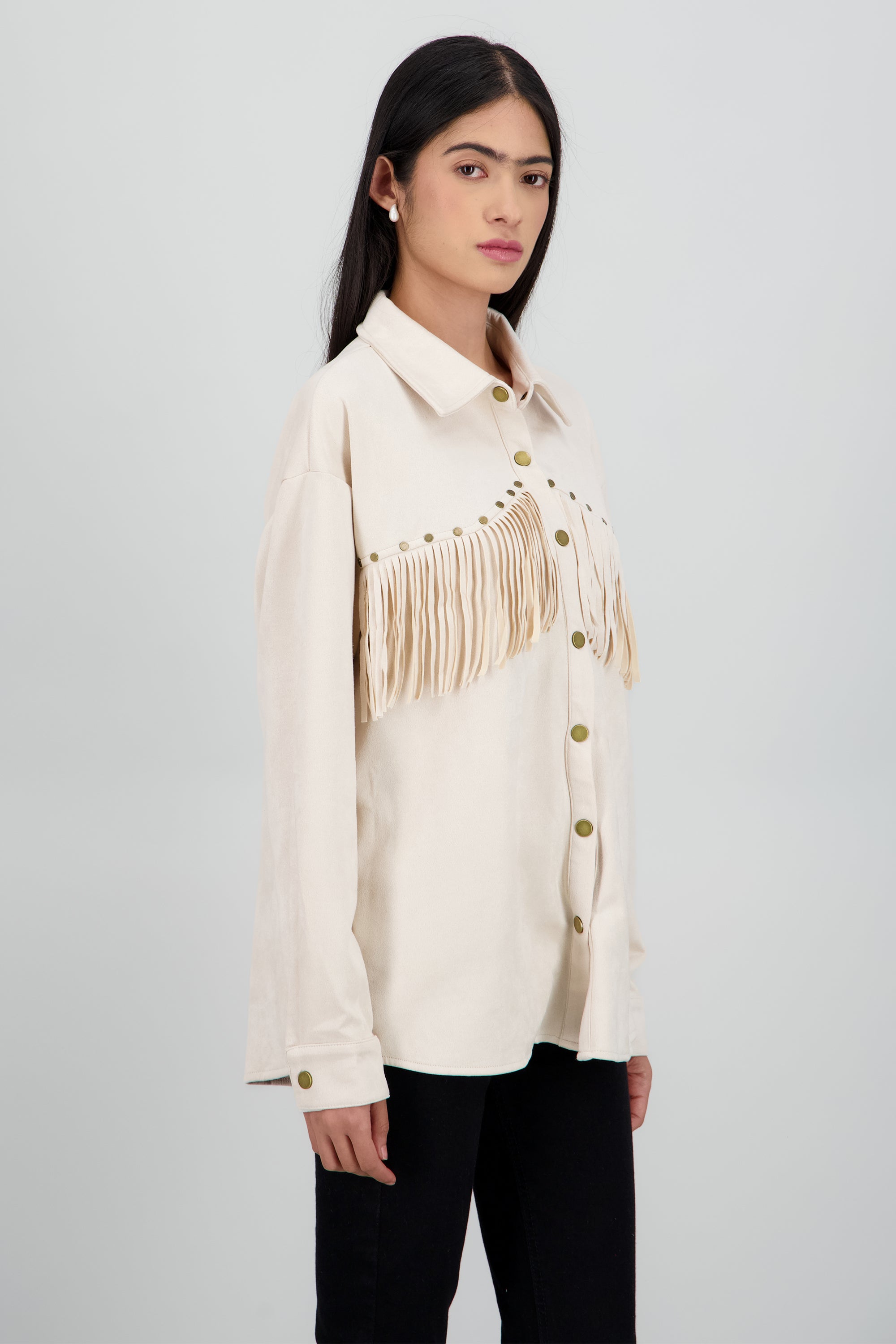 Chamarra gamuza flecos con estoperoles CREMA