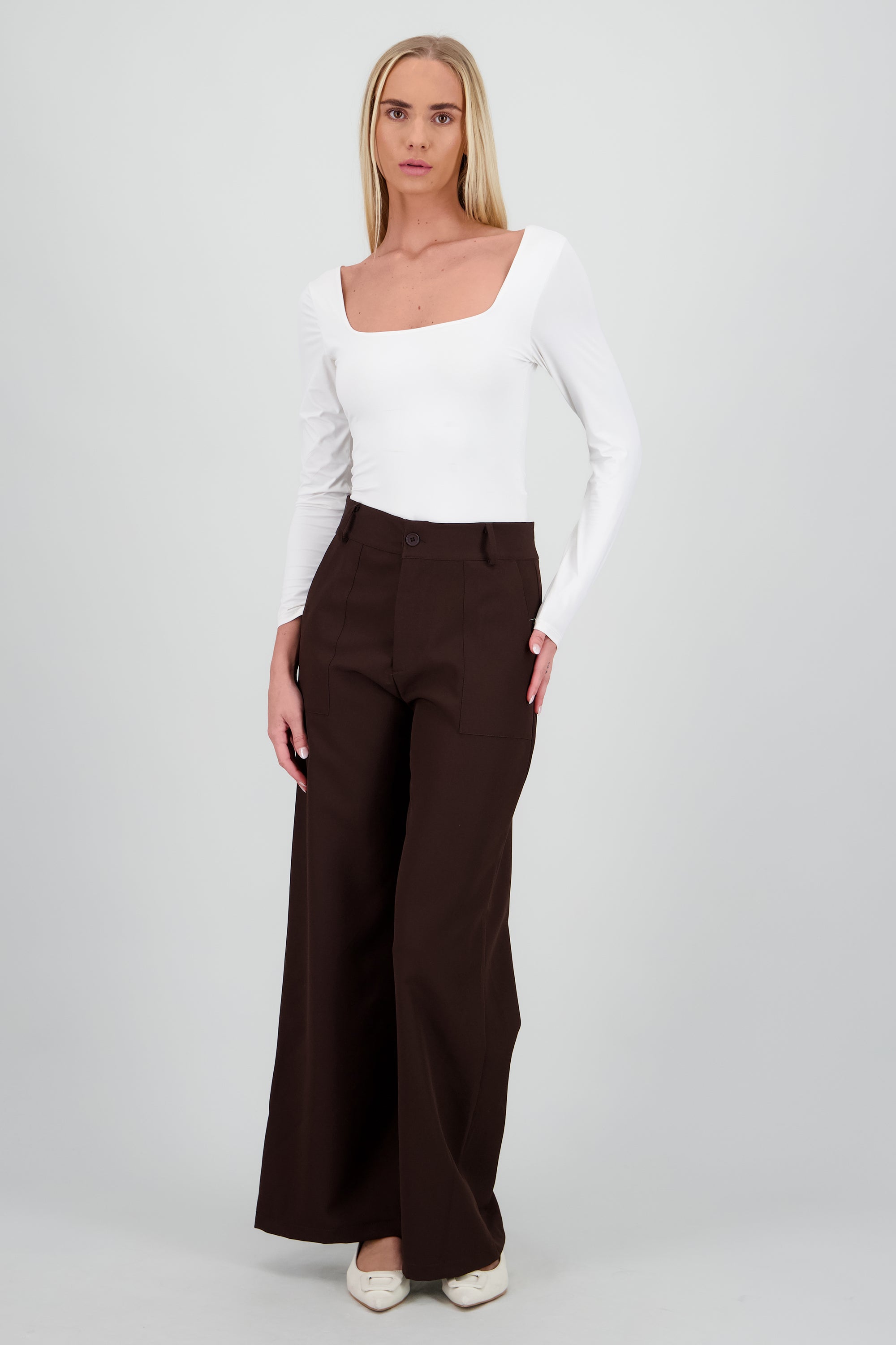 Pantalon recto con bolsillos curveados CAFE OBSCURO