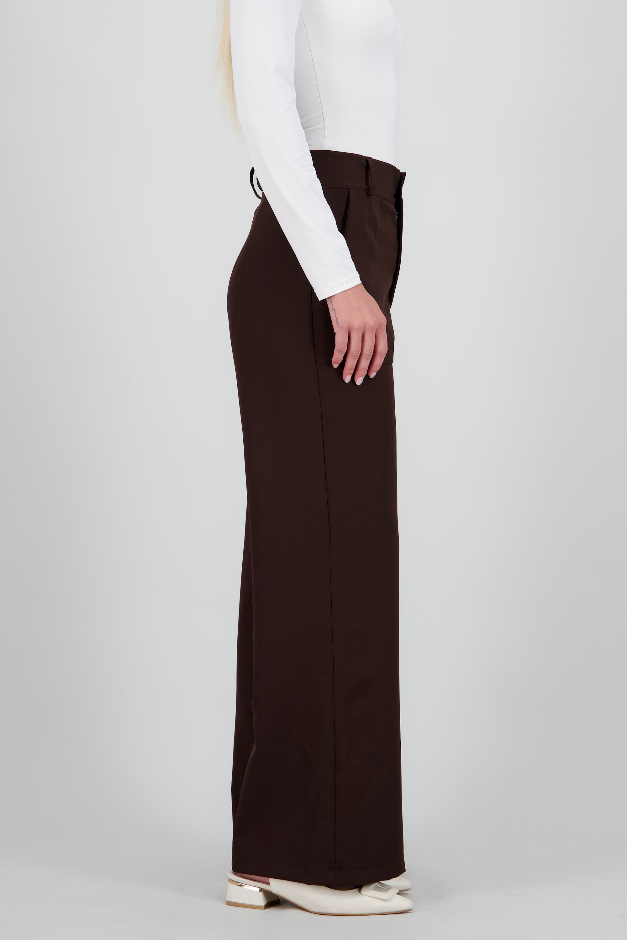 Pantalon recto con bolsillos curveados CAFE OBSCURO