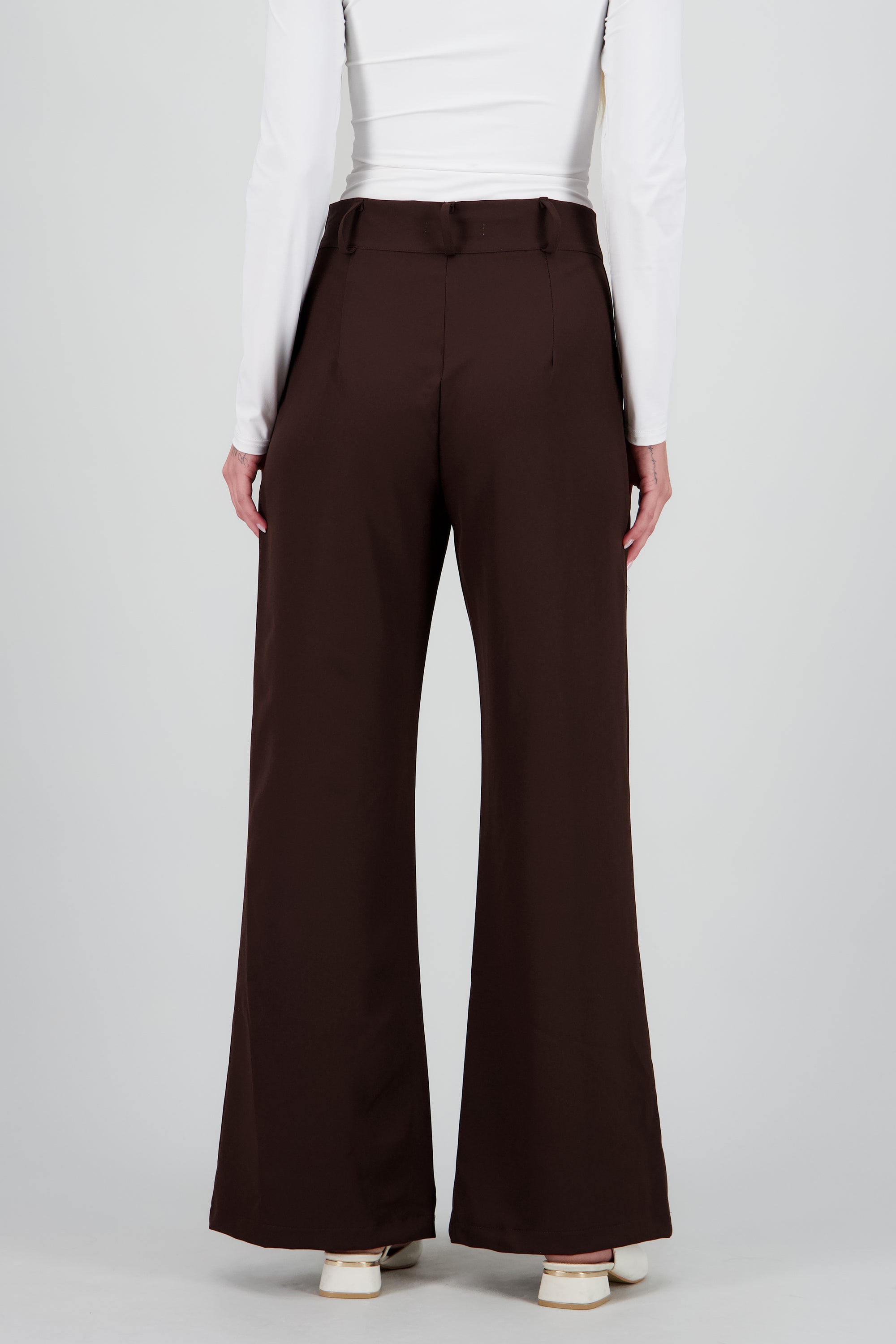 Pantalon recto con bolsillos curveados CAFE OBSCURO