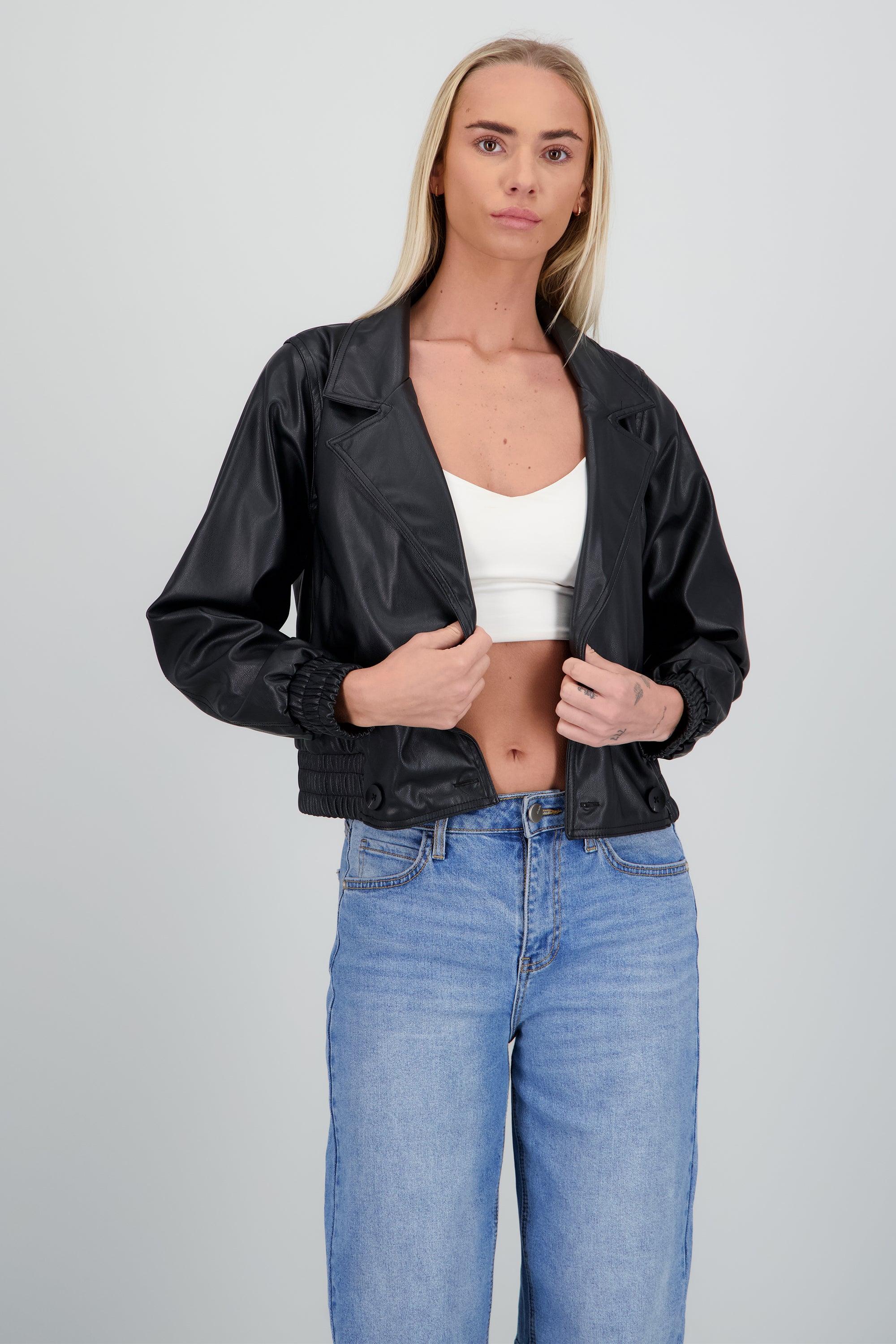 Chamarra efecto piel solapa NEGRO