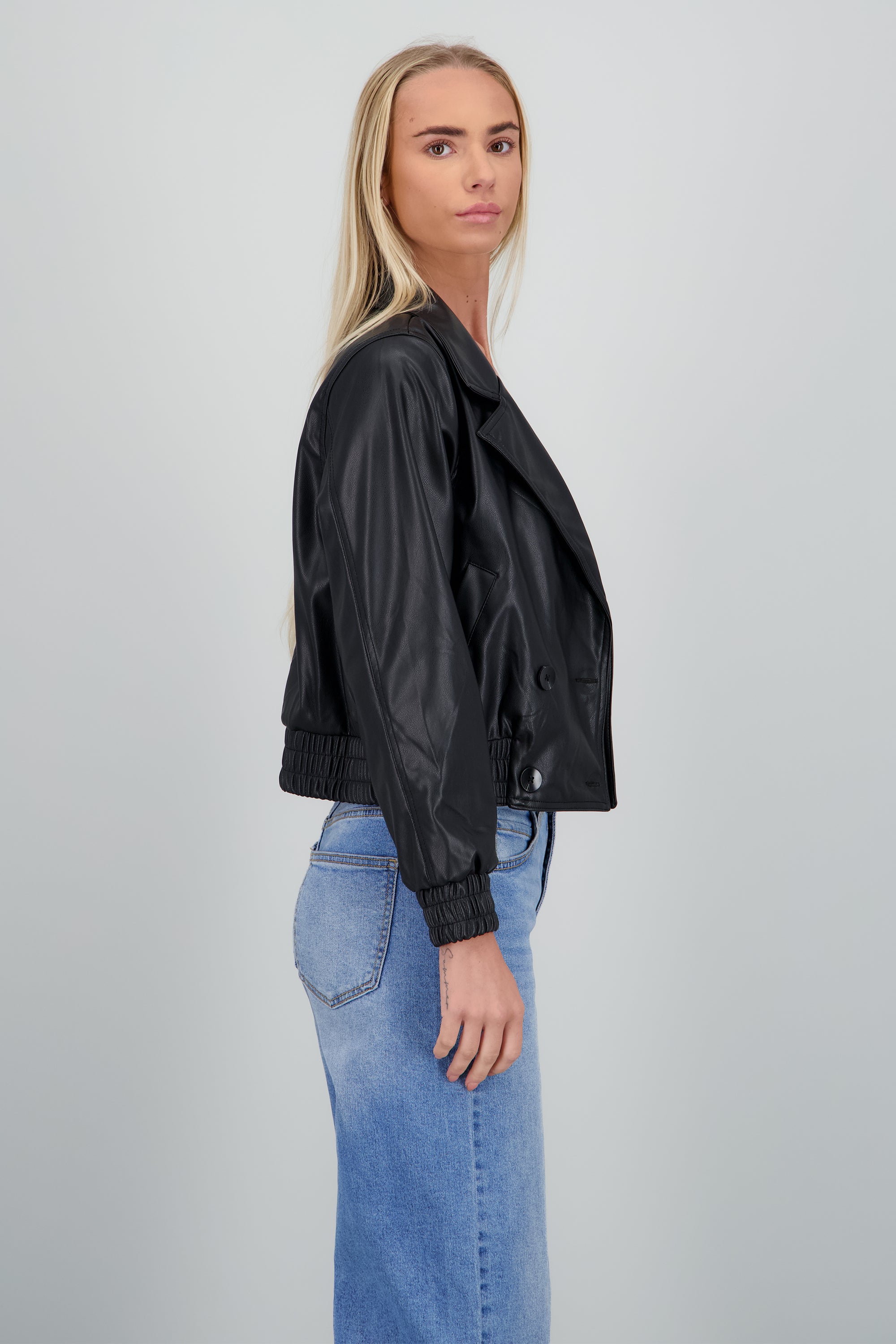 Chamarra efecto piel solapa NEGRO