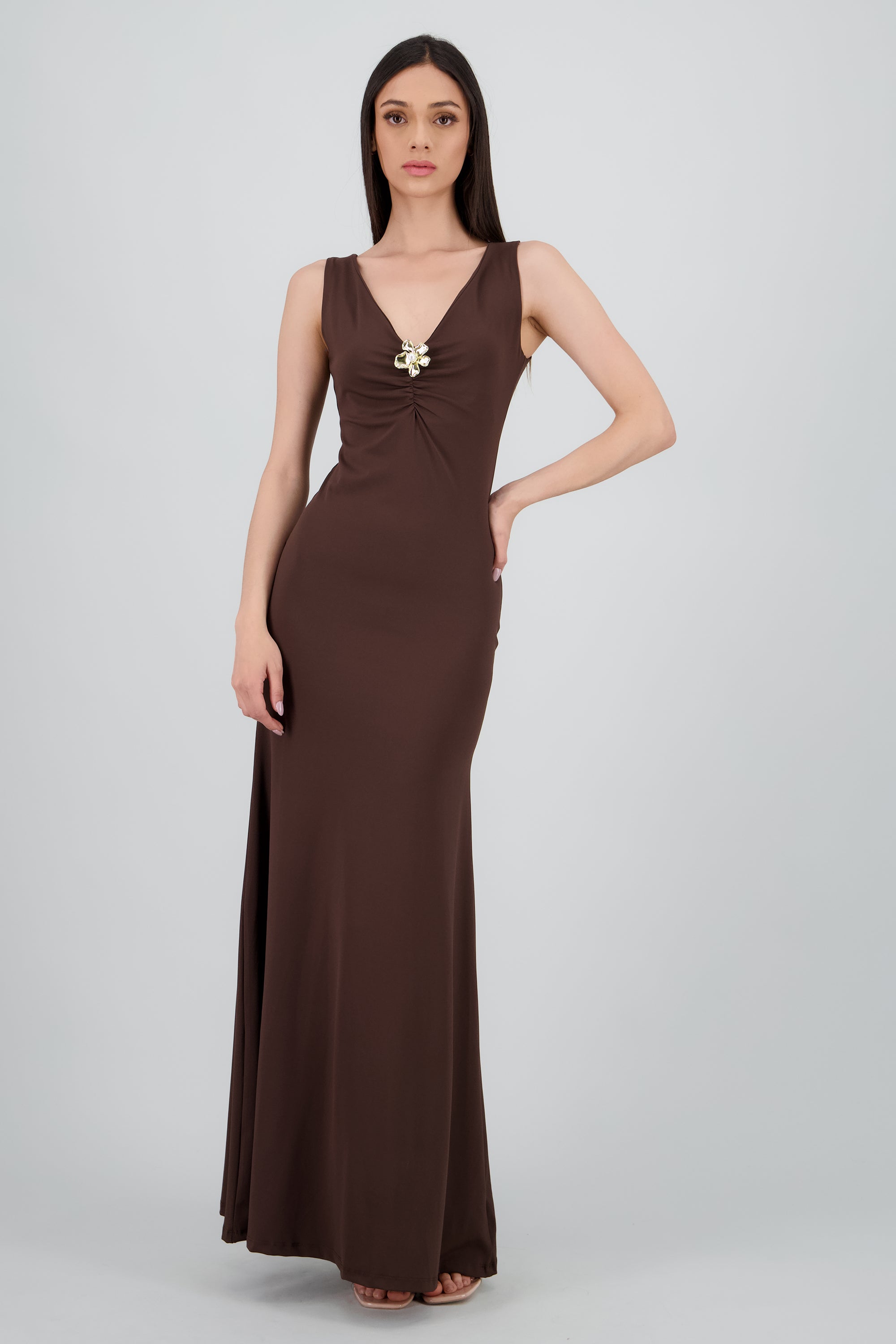 Vestido maxi escote V detalle aplicacion flor CHOCOLATE