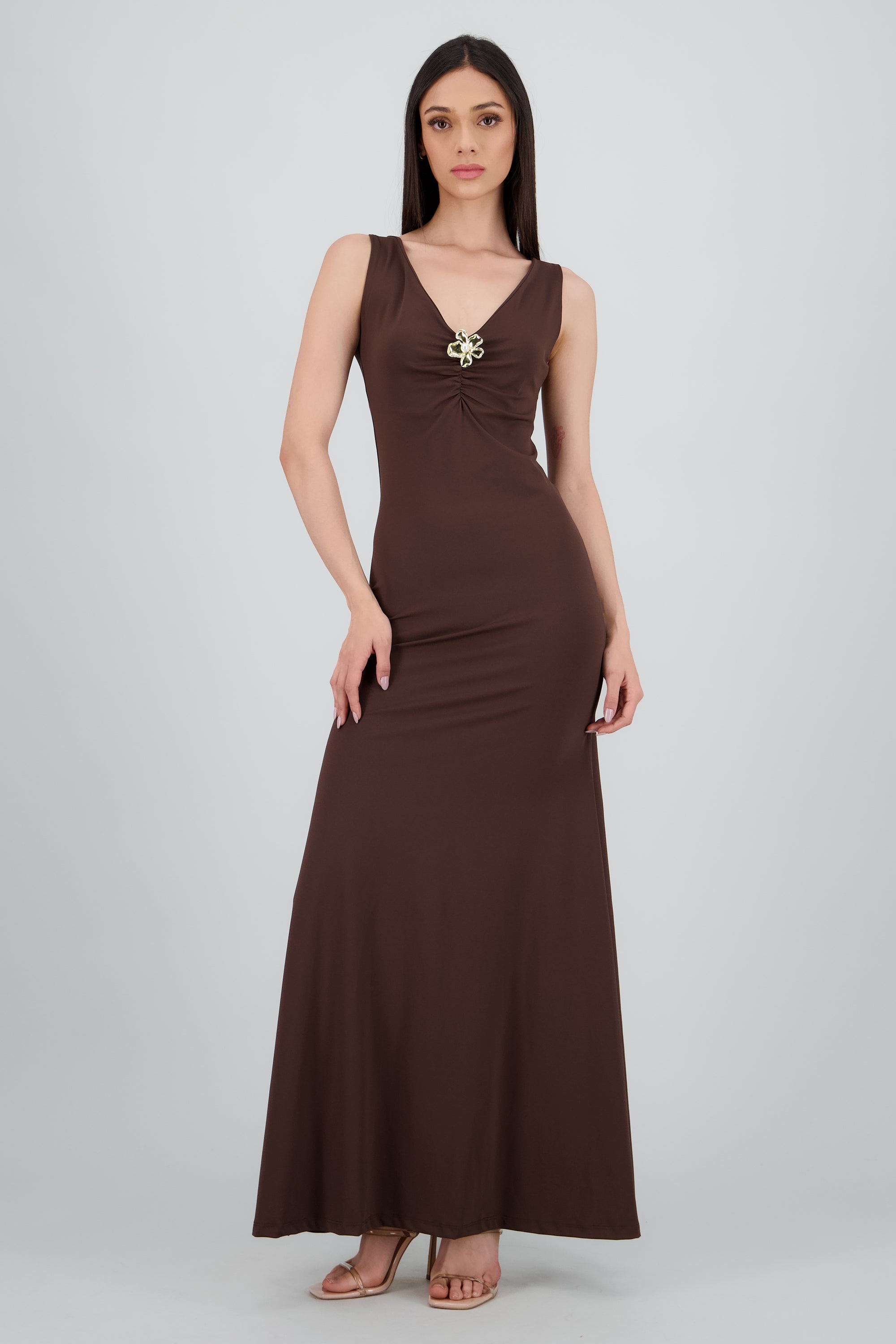 Vestido maxi escote V detalle aplicacion flor CHOCOLATE