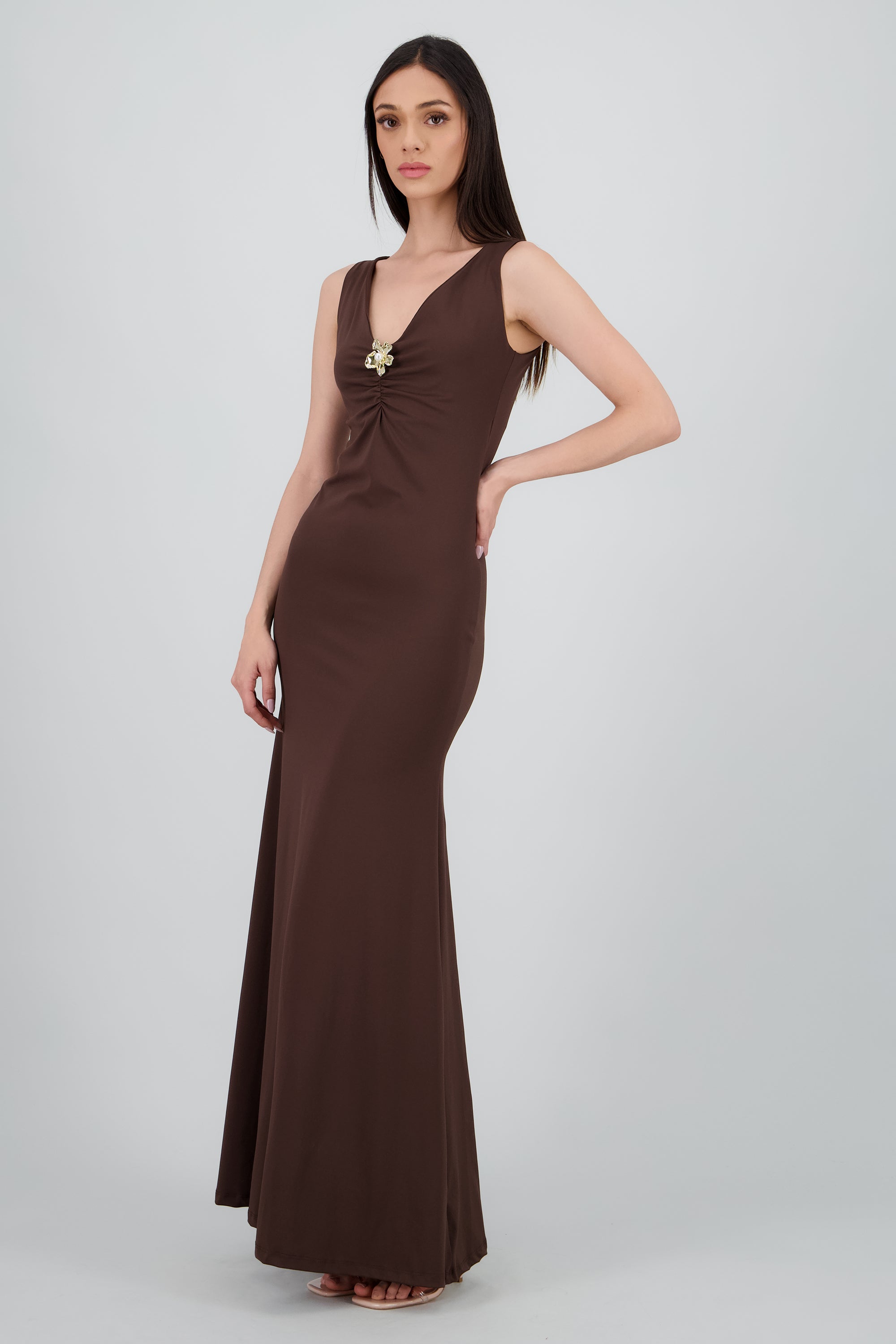 Vestido maxi escote V detalle aplicacion flor CHOCOLATE