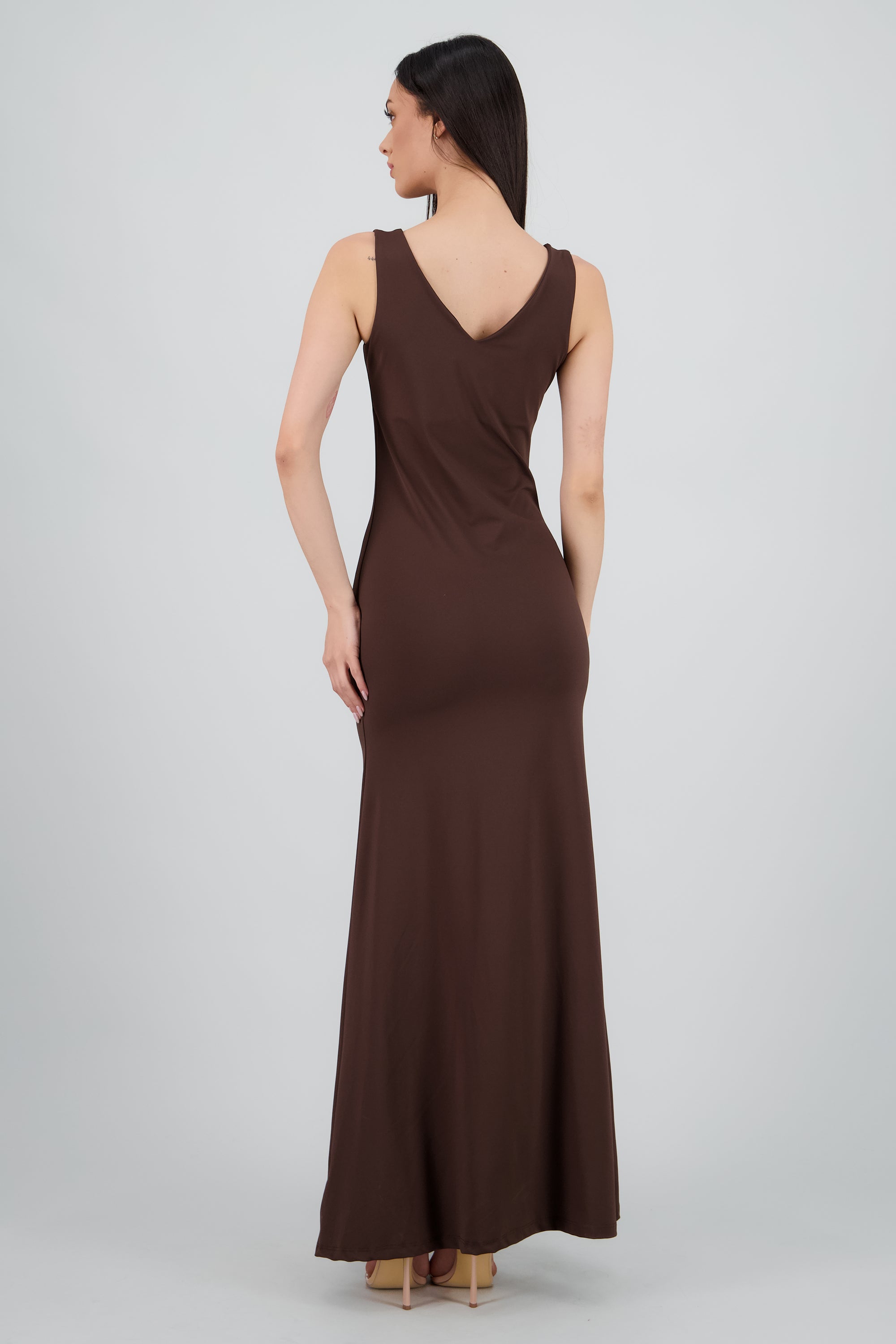 Vestido maxi escote V detalle aplicacion flor CHOCOLATE