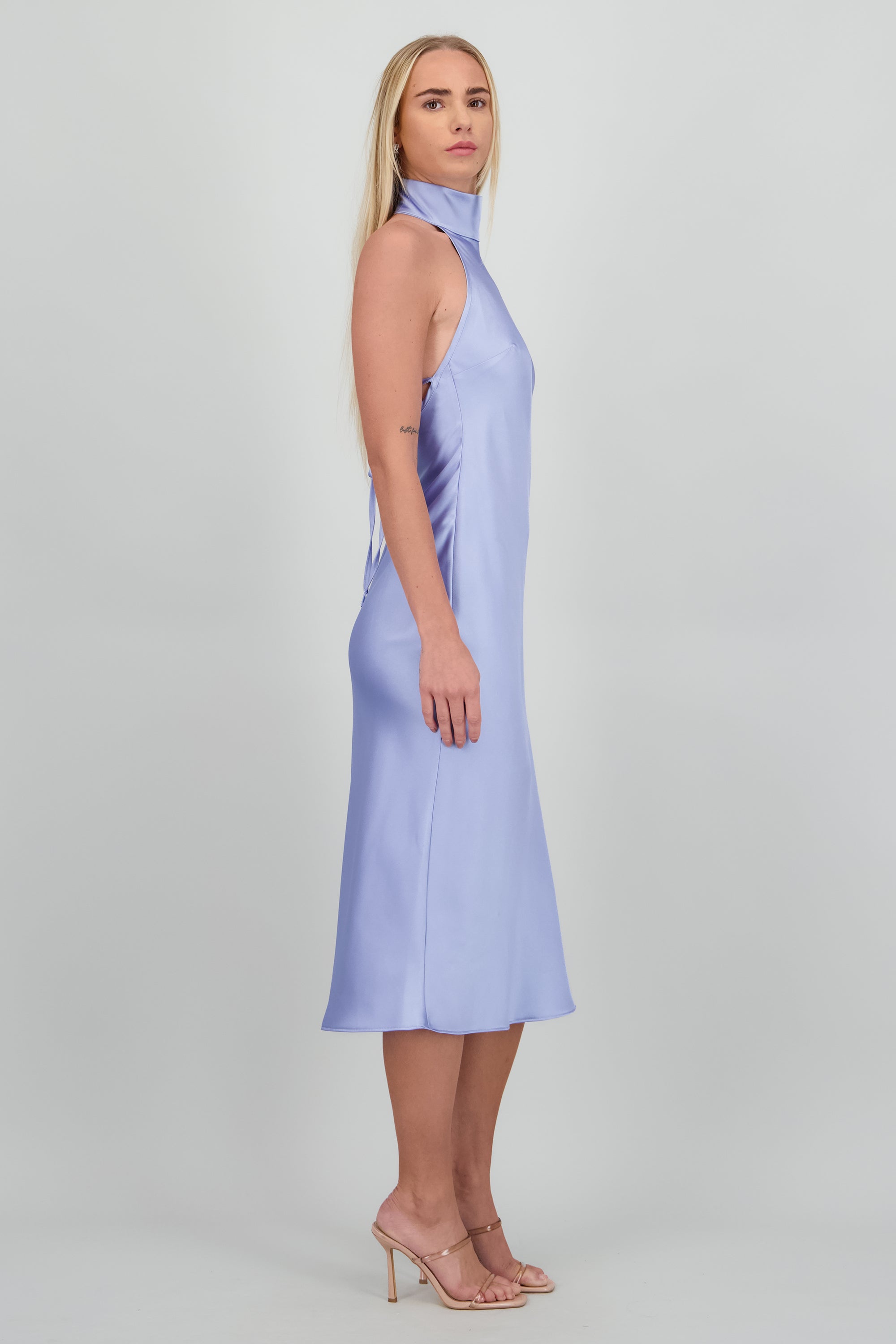 Vestido midi cuello alto con amarre en espalda AZUL