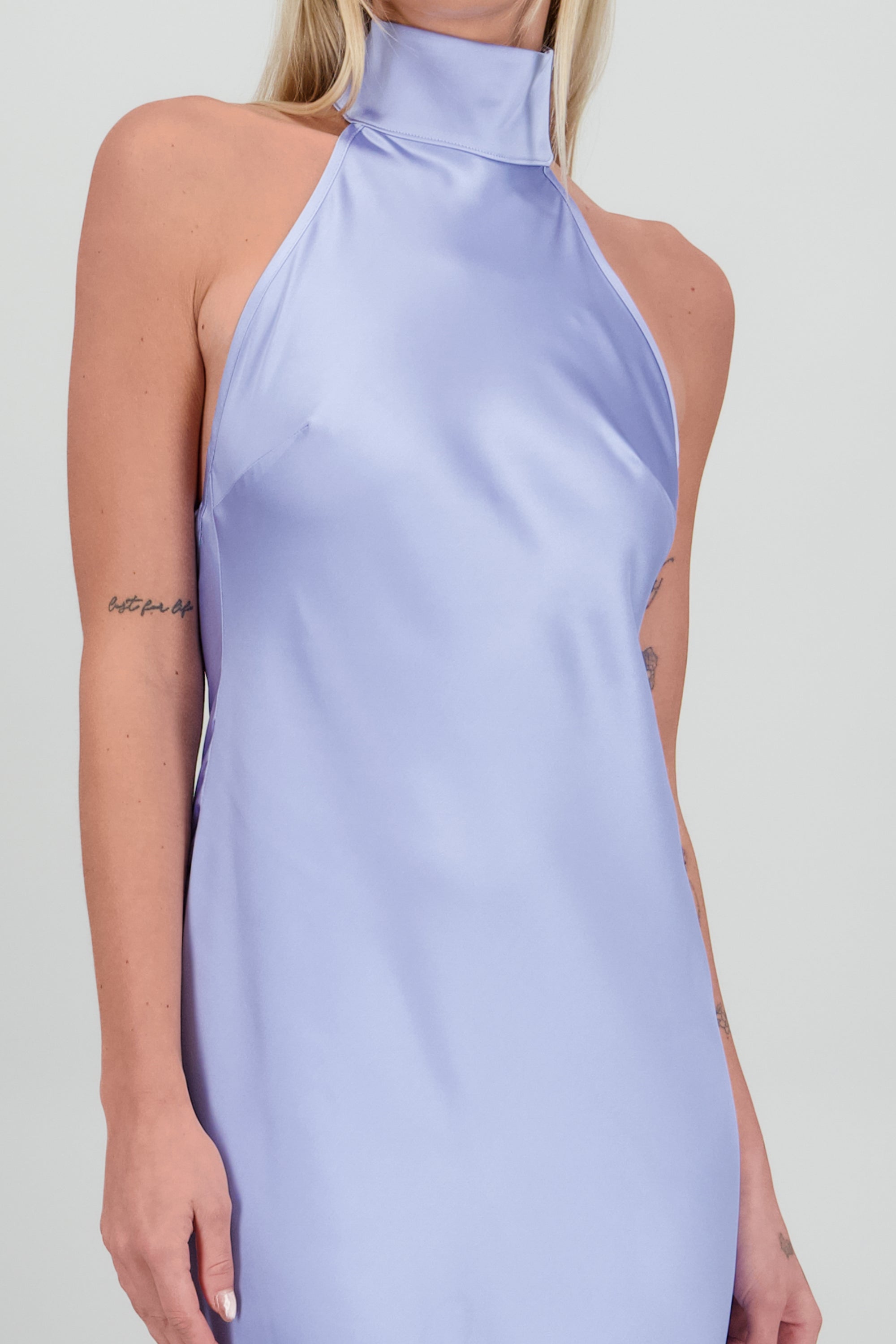 Vestido midi cuello alto con amarre en espalda AZUL