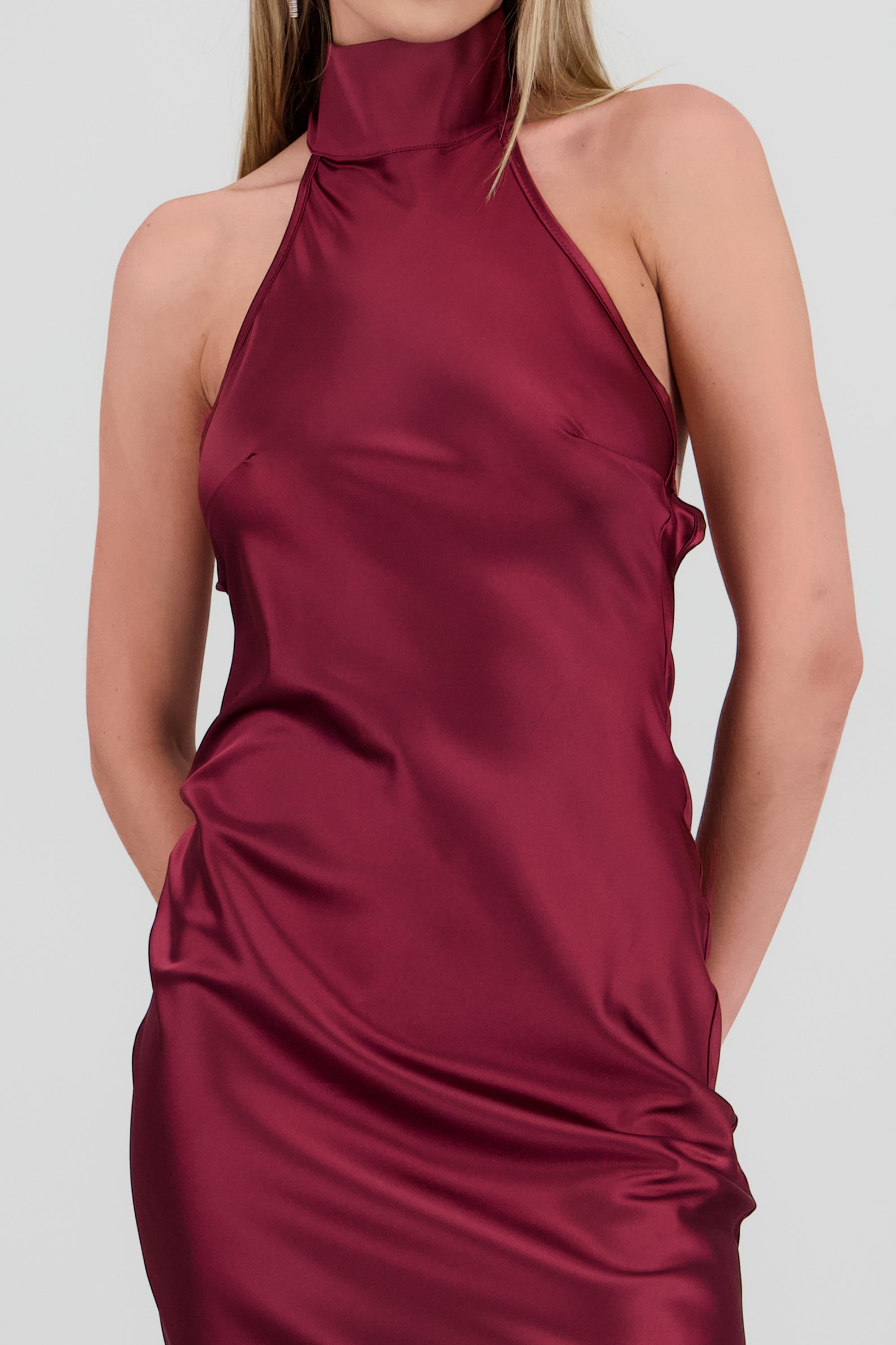 Vestido midi cuello alto con amarre en espalda VINO
