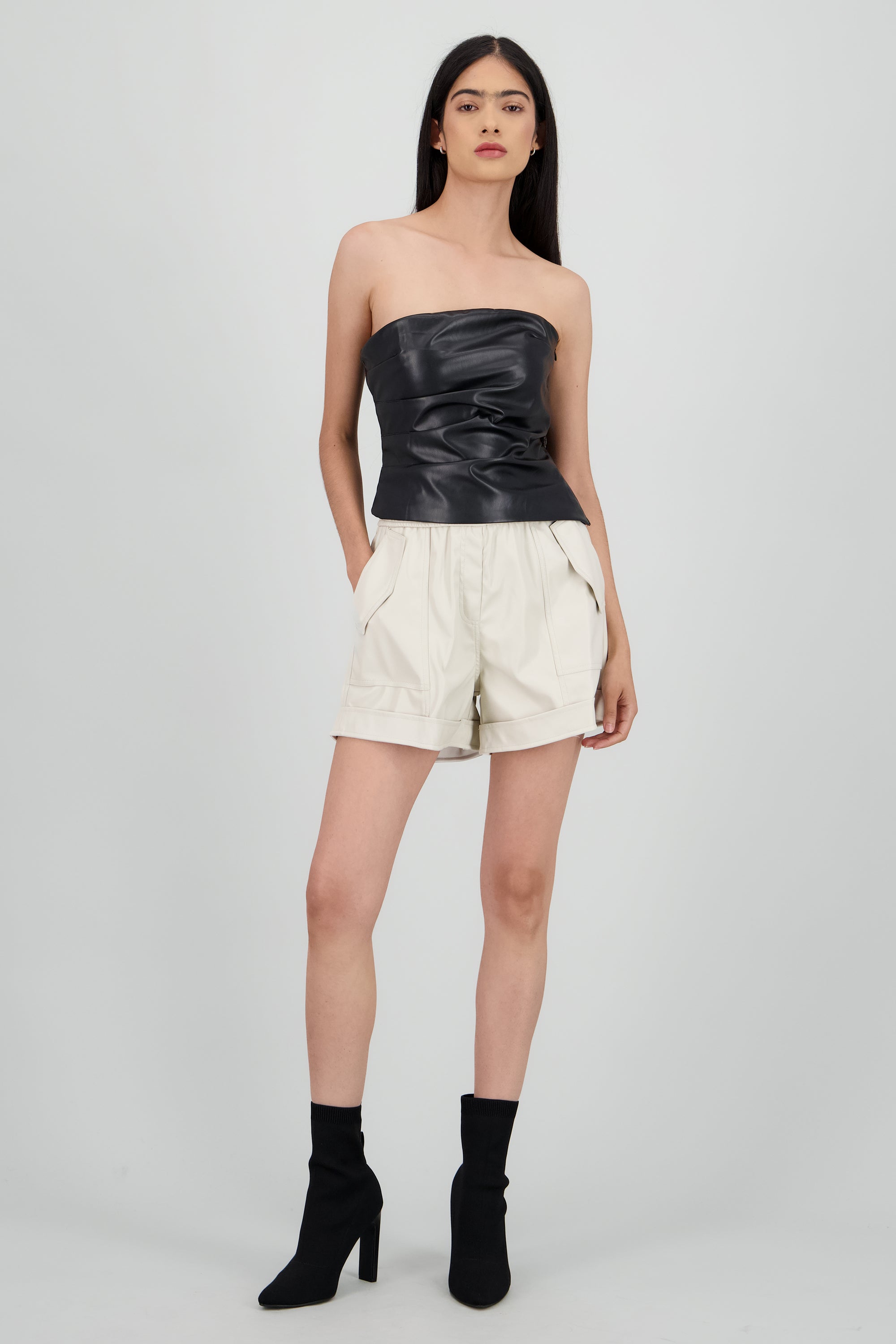 Shorts efecto piel cargo CREMA