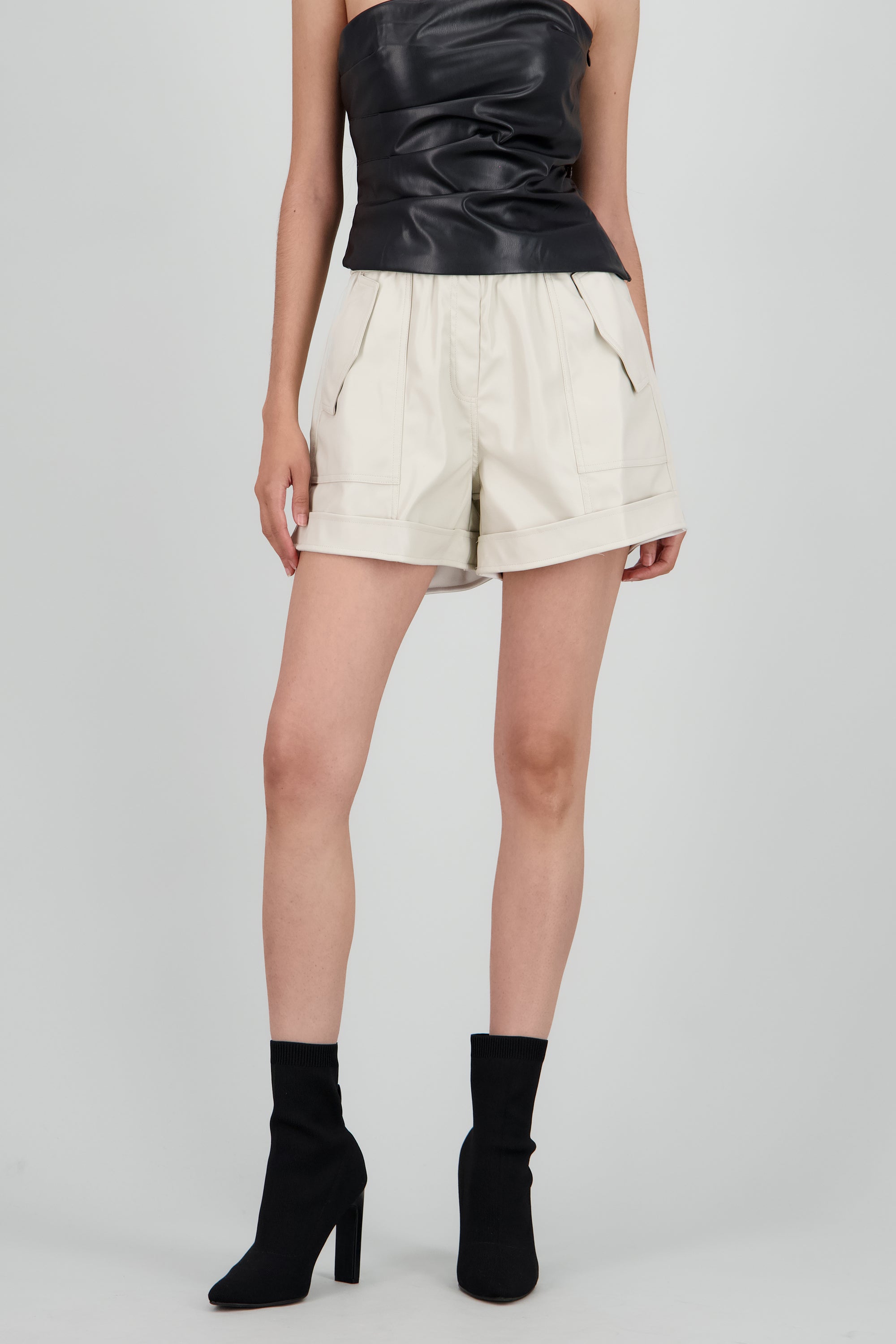 Shorts efecto piel cargo CREMA