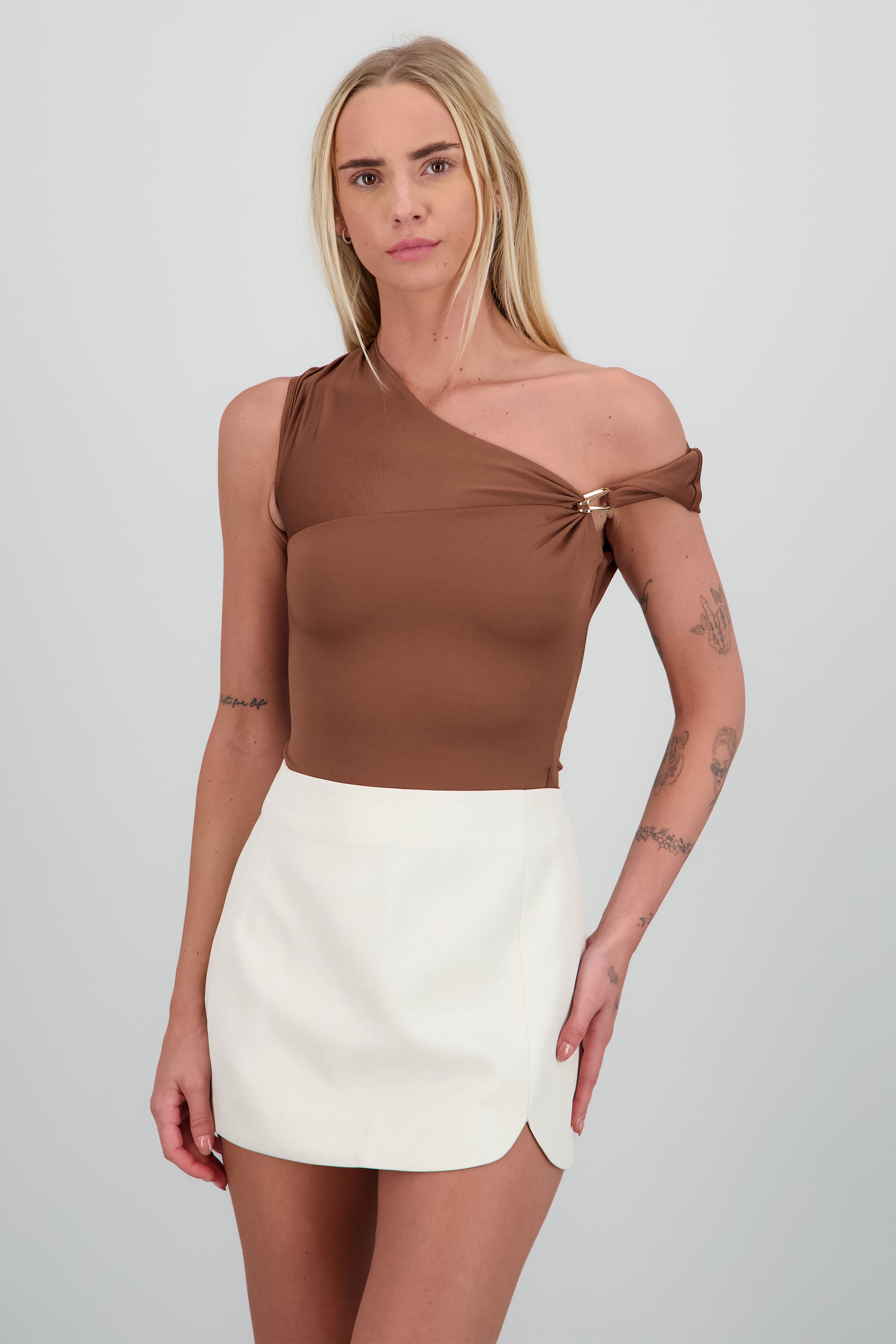 Body asimetrico detalle herraje CHOCOLATE