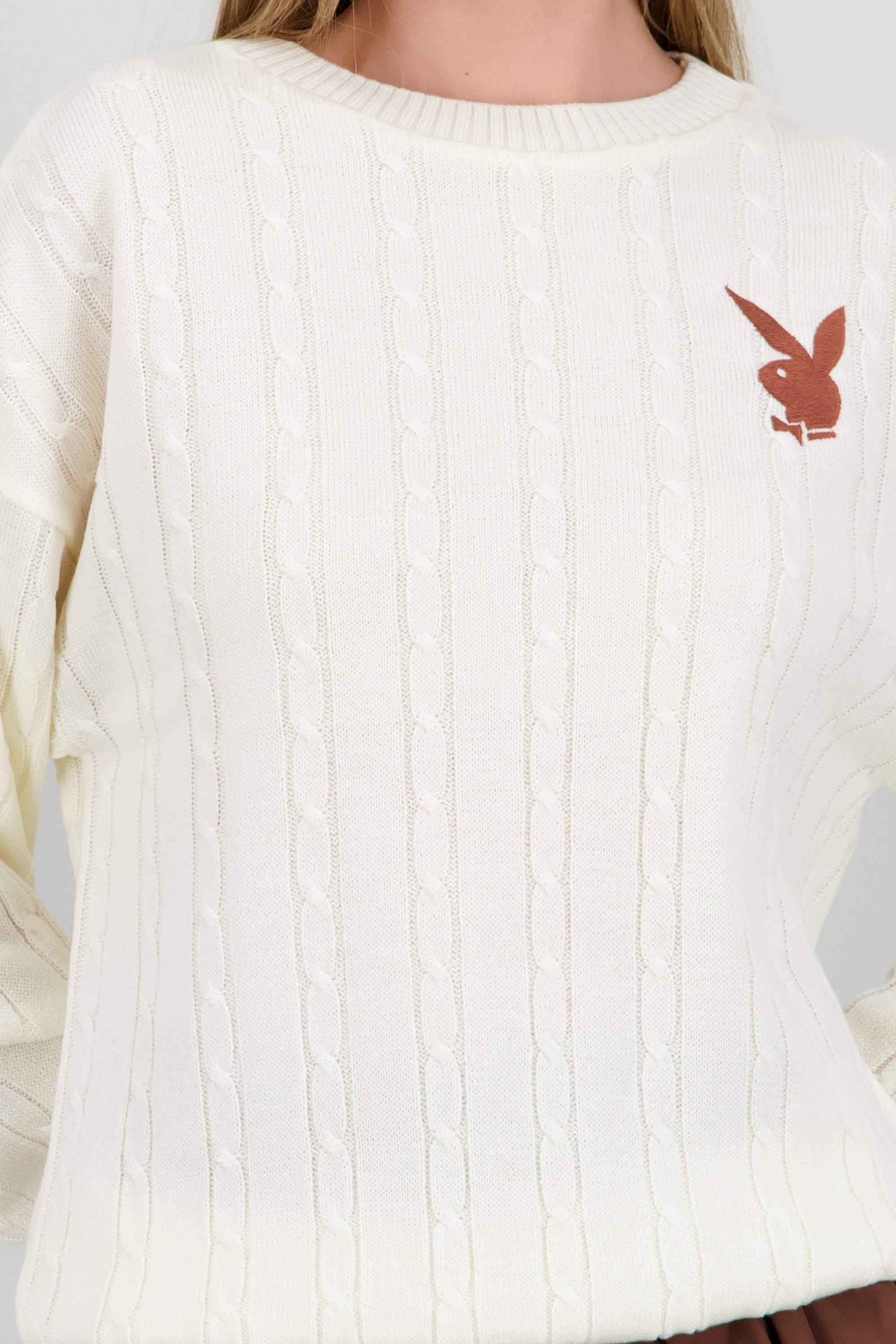 Sueter trenzado bordado playboy CREMA