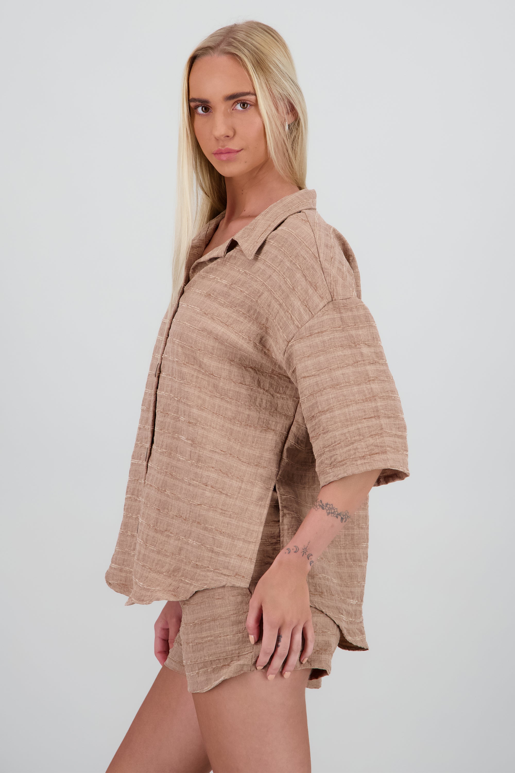 Camisa over manga corta con textura KHAKI