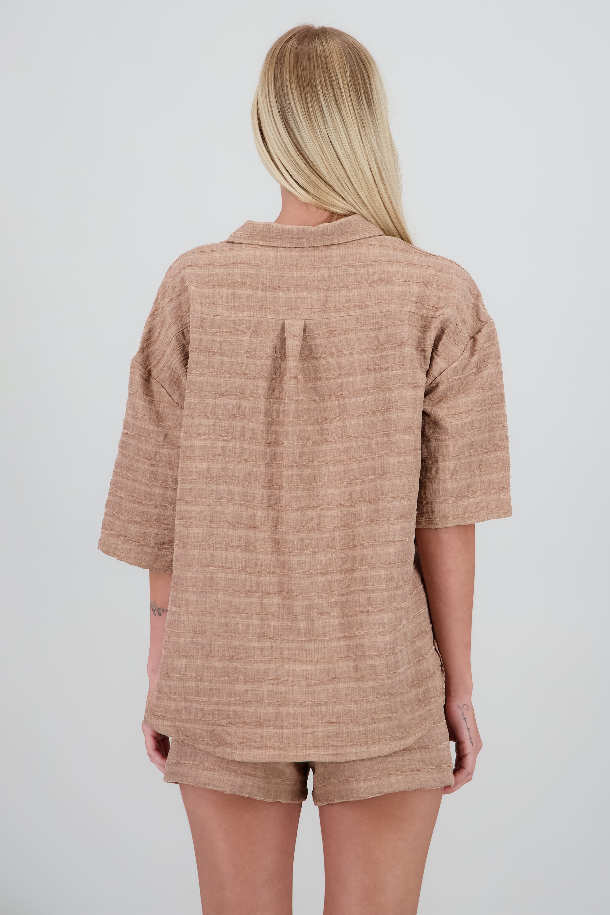 Camisa over manga corta con textura KHAKI