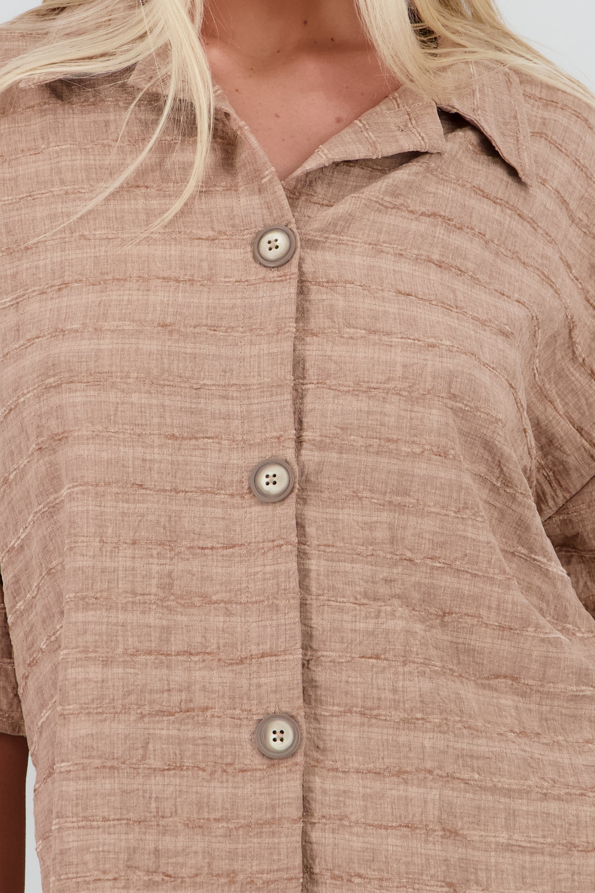 Camisa over manga corta con textura KHAKI