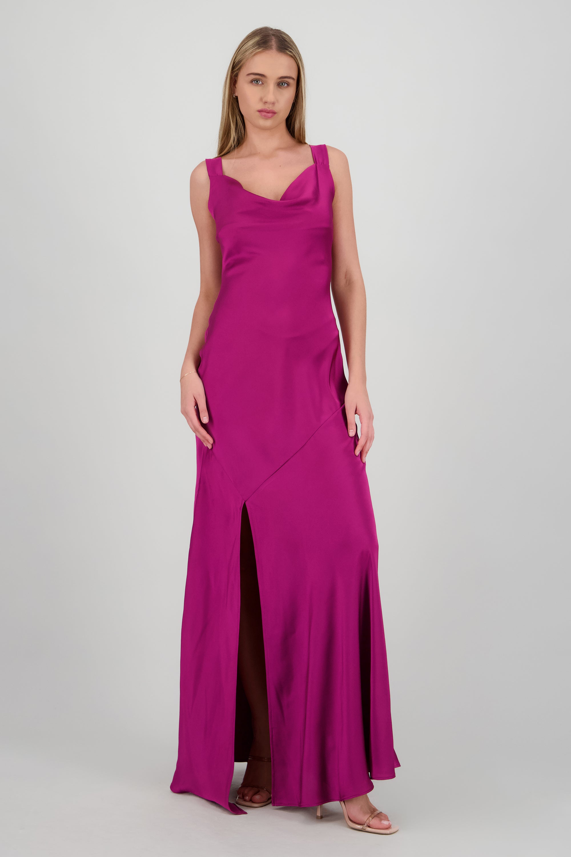 Vestido maxi escote cascada satin con abertura CIRUELA