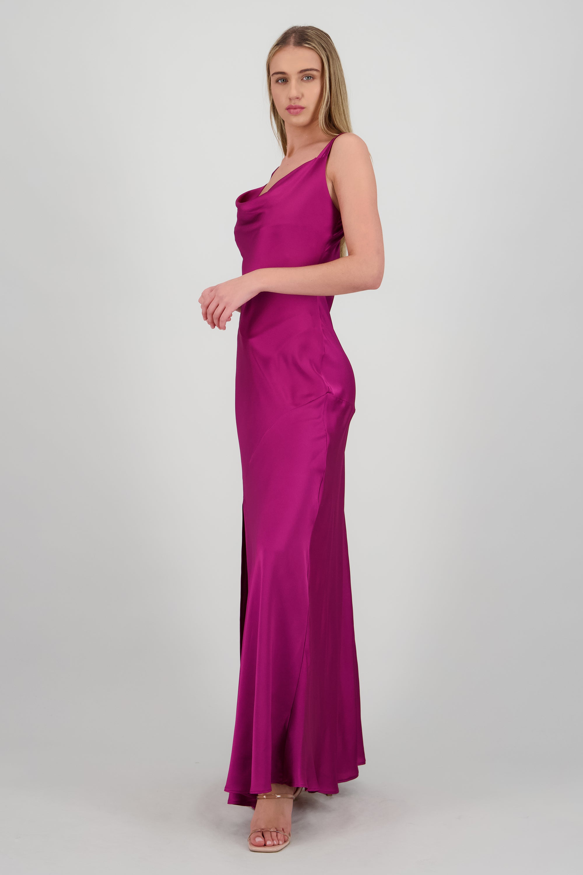 Vestido maxi escote cascada satin con abertura CIRUELA