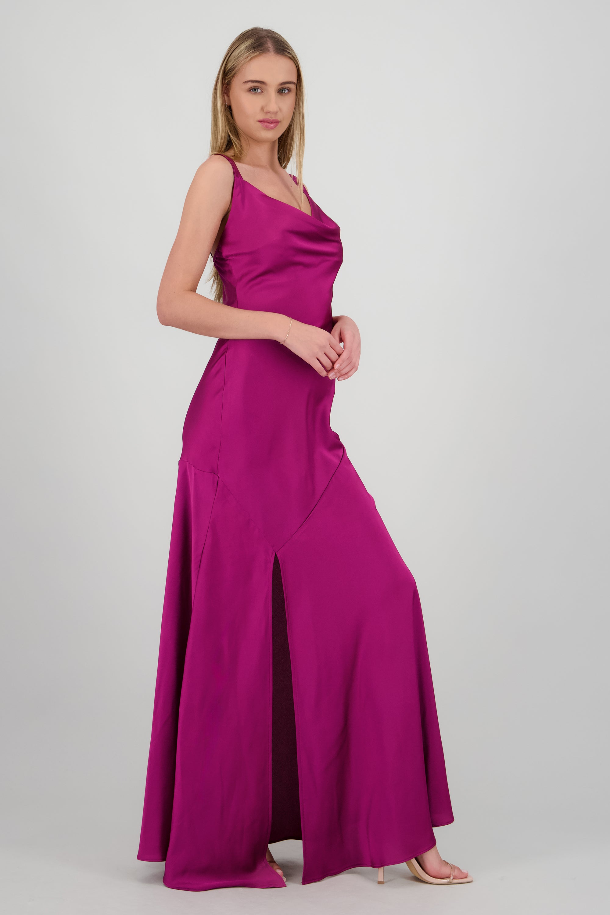 Vestido maxi escote cascada satin con abertura CIRUELA