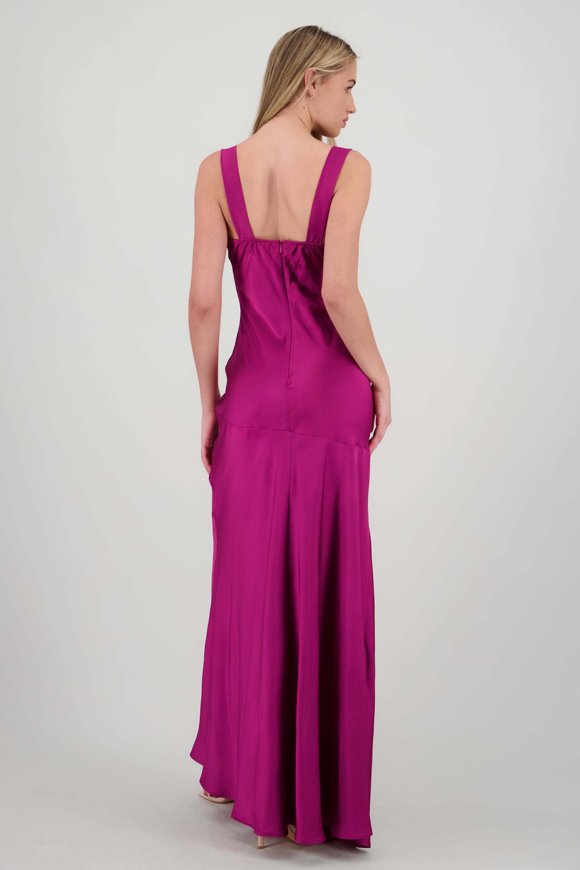 Vestido maxi escote cascada satin con abertura CIRUELA