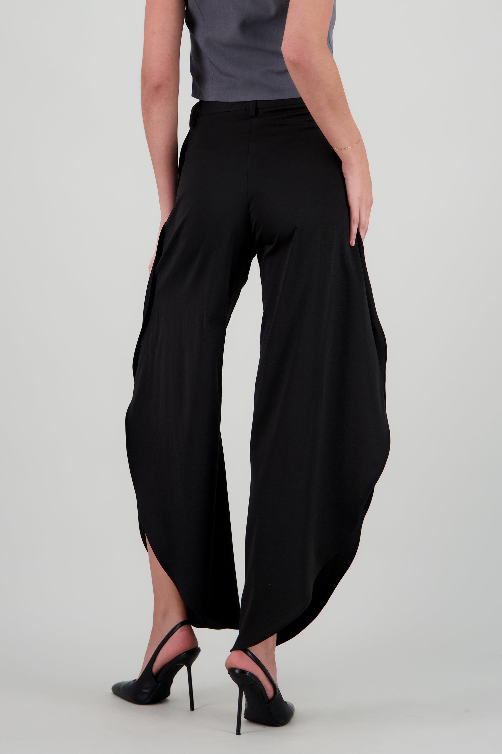 Pantalon detalle abertura costado NEGRO