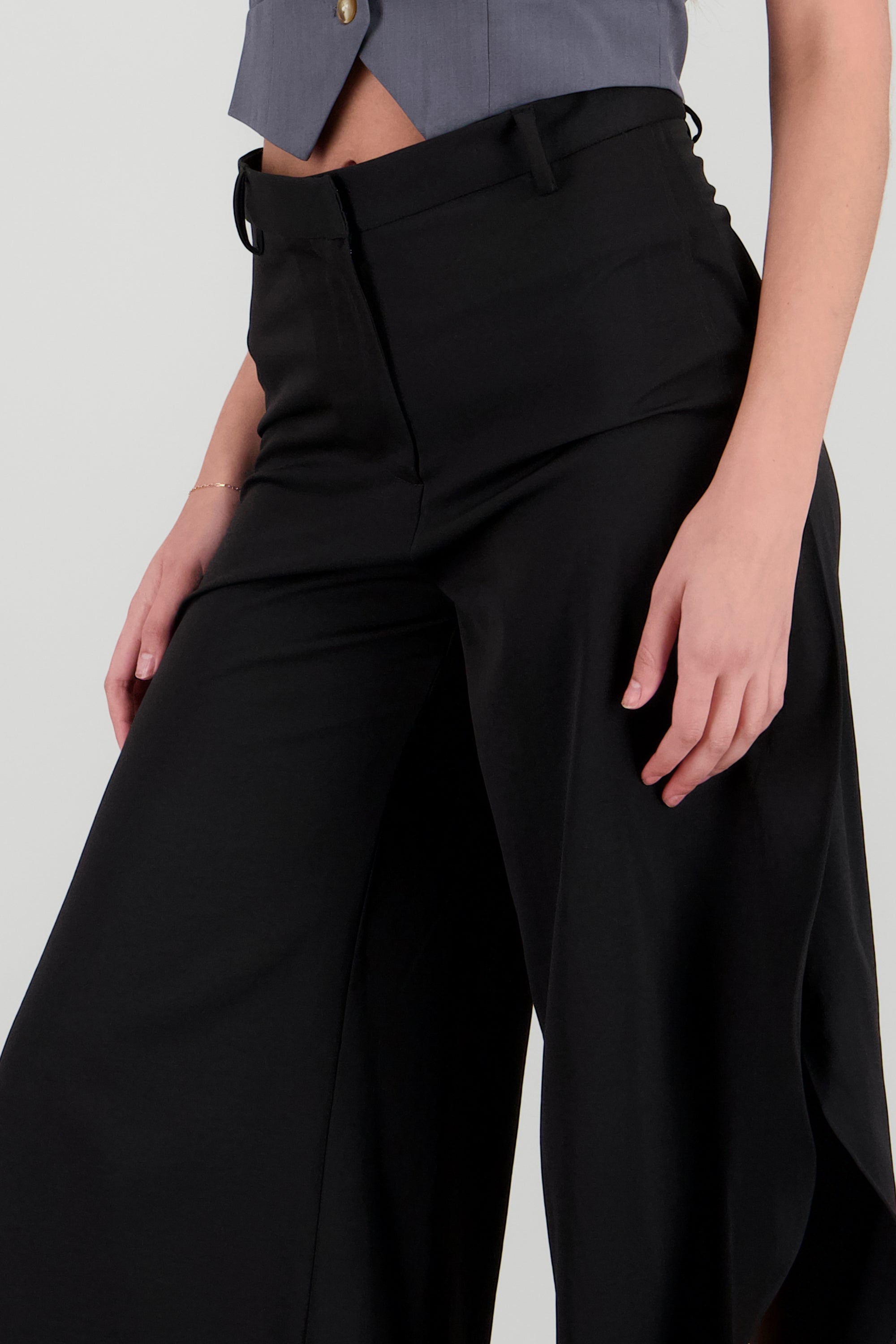 Pantalon detalle abertura costado NEGRO