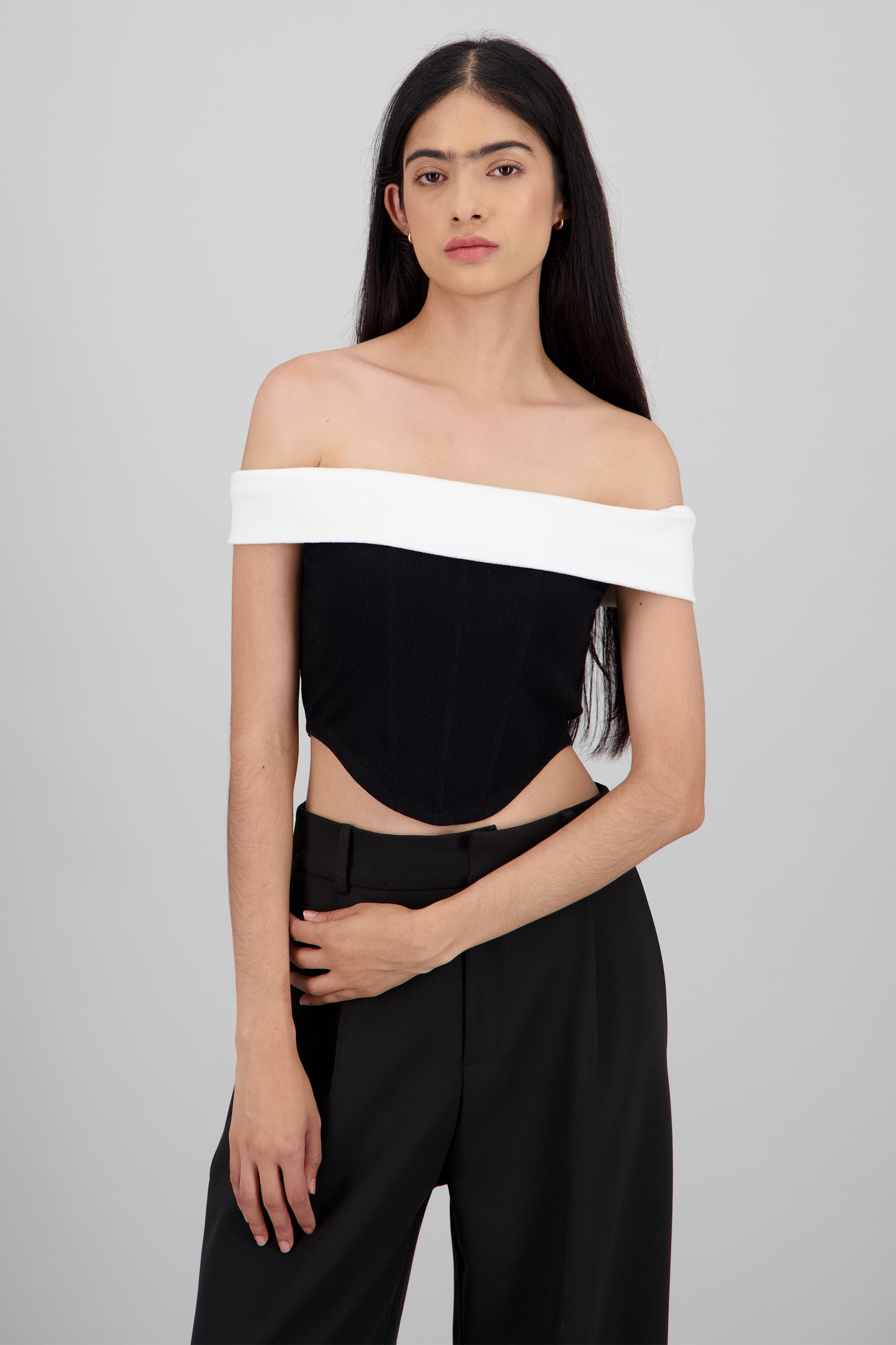 Top off shoulder contraste NEGRO COMBO