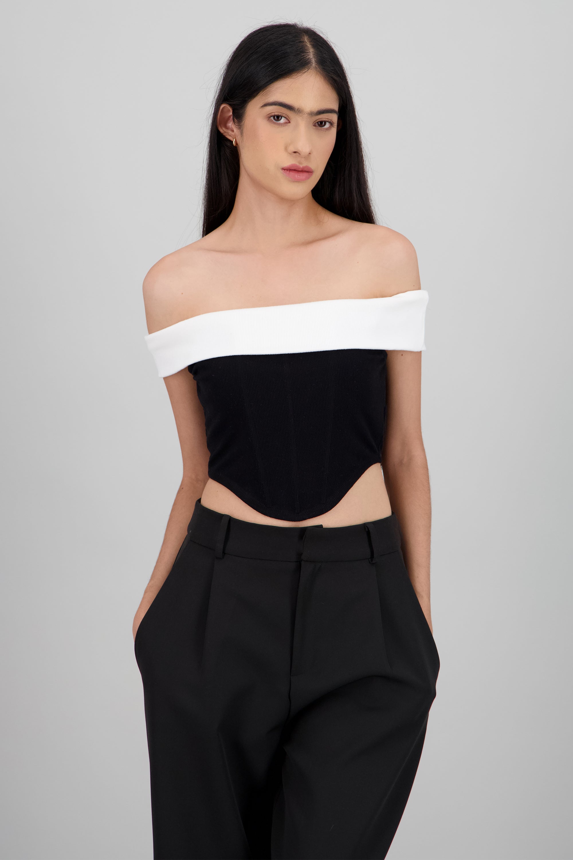 Top off shoulder contraste NEGRO COMBO