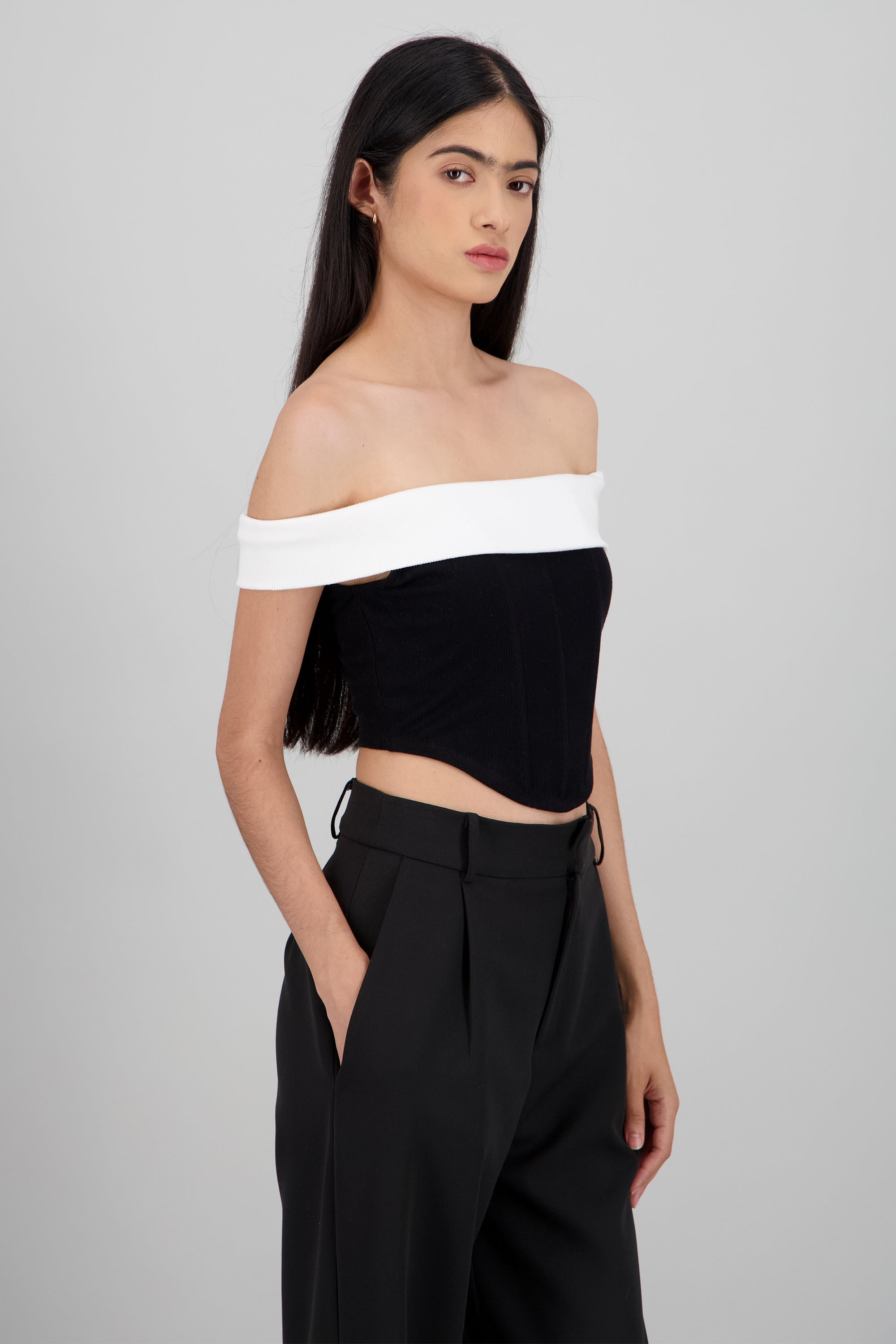 Top off shoulder contraste NEGRO COMBO