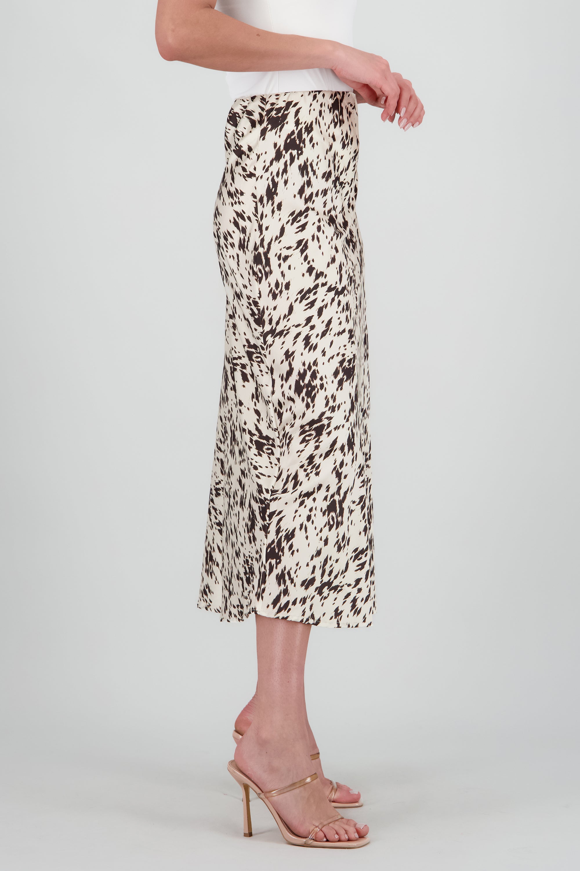 Falda midi de satin estampado manchas BLANCO COMBO