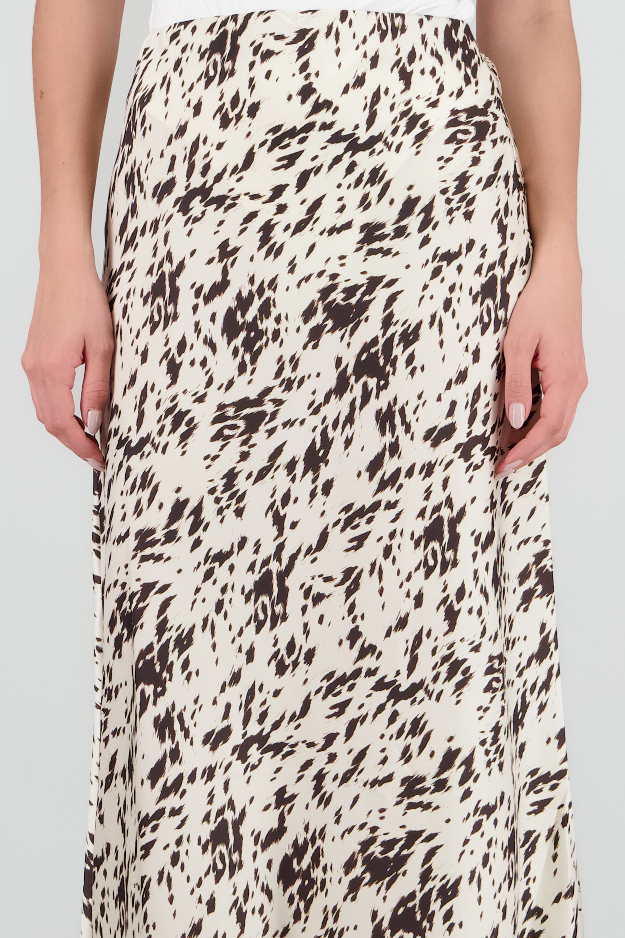 Falda midi de satin estampado manchas BLANCO COMBO