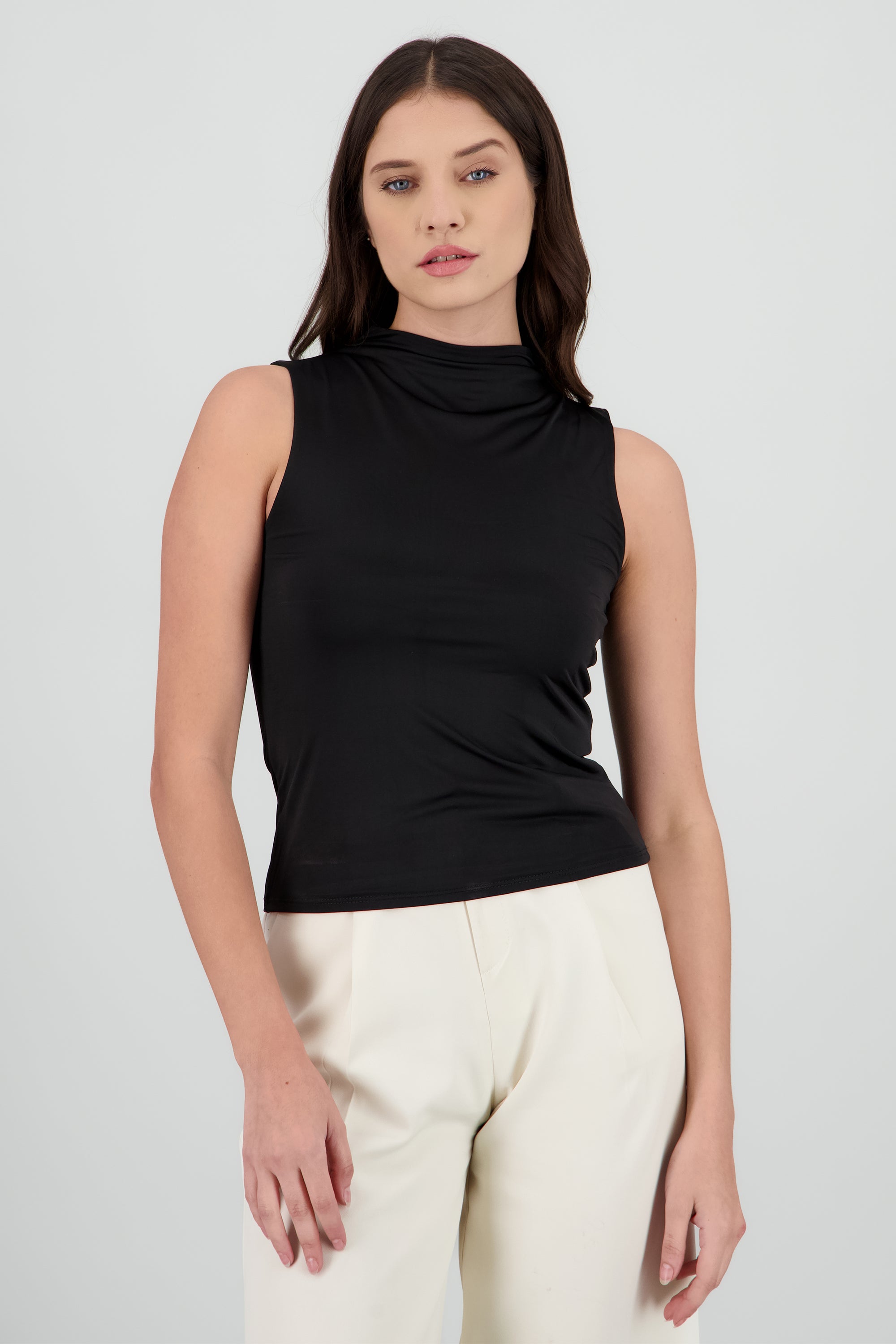 Top cuello alto sin mangas NEGRO