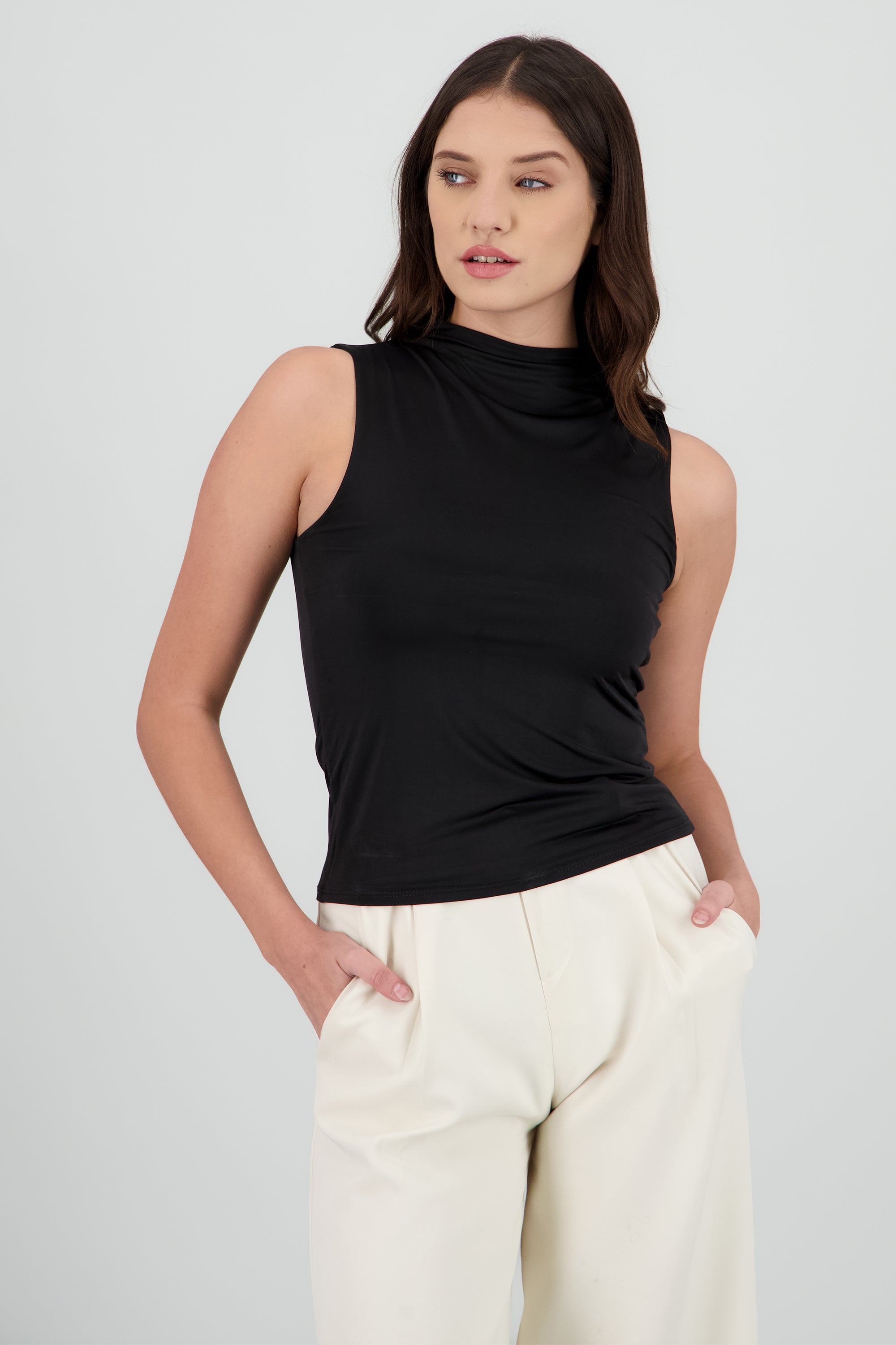 Top cuello alto sin mangas NEGRO