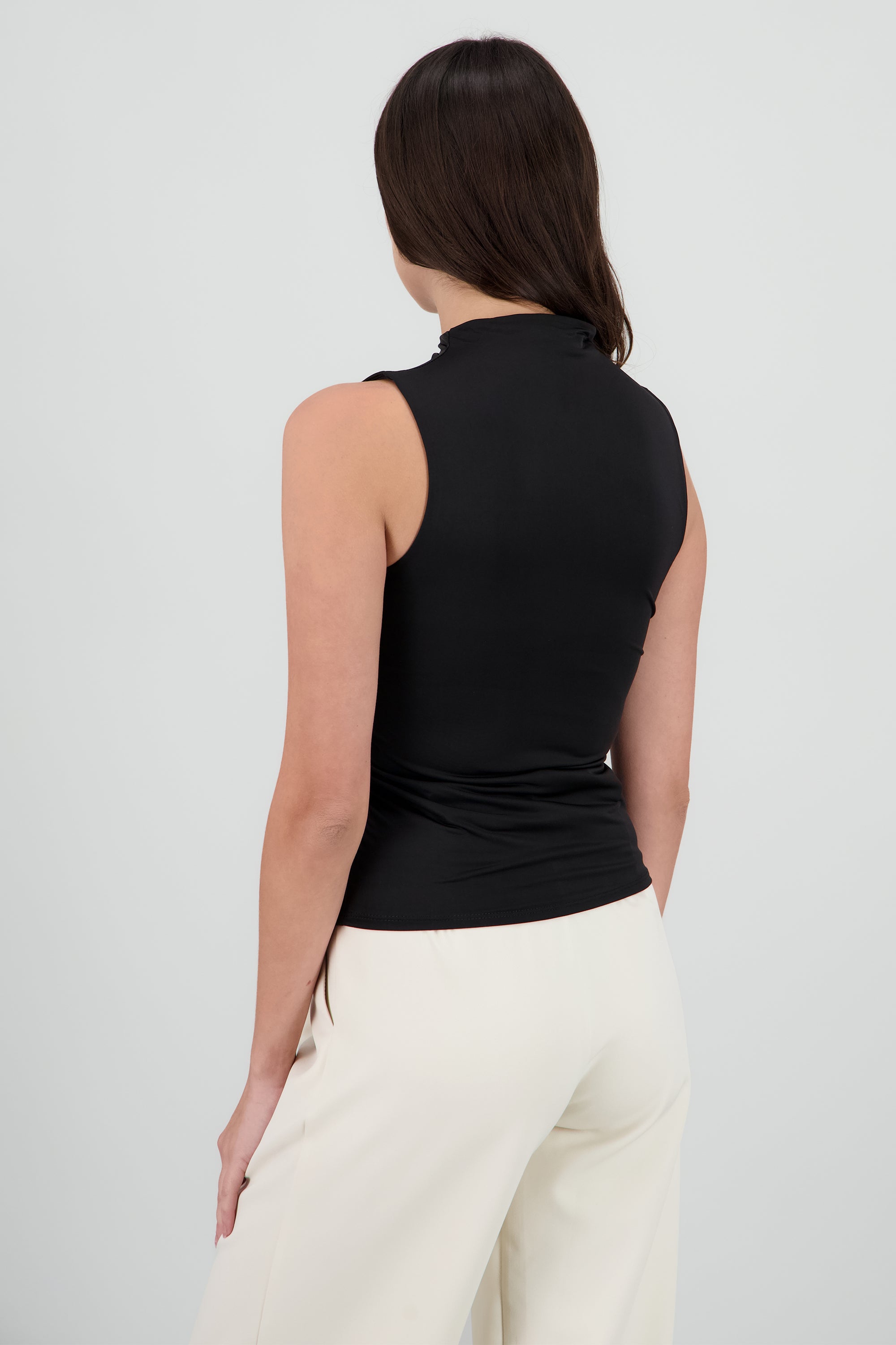 Top cuello alto sin mangas NEGRO