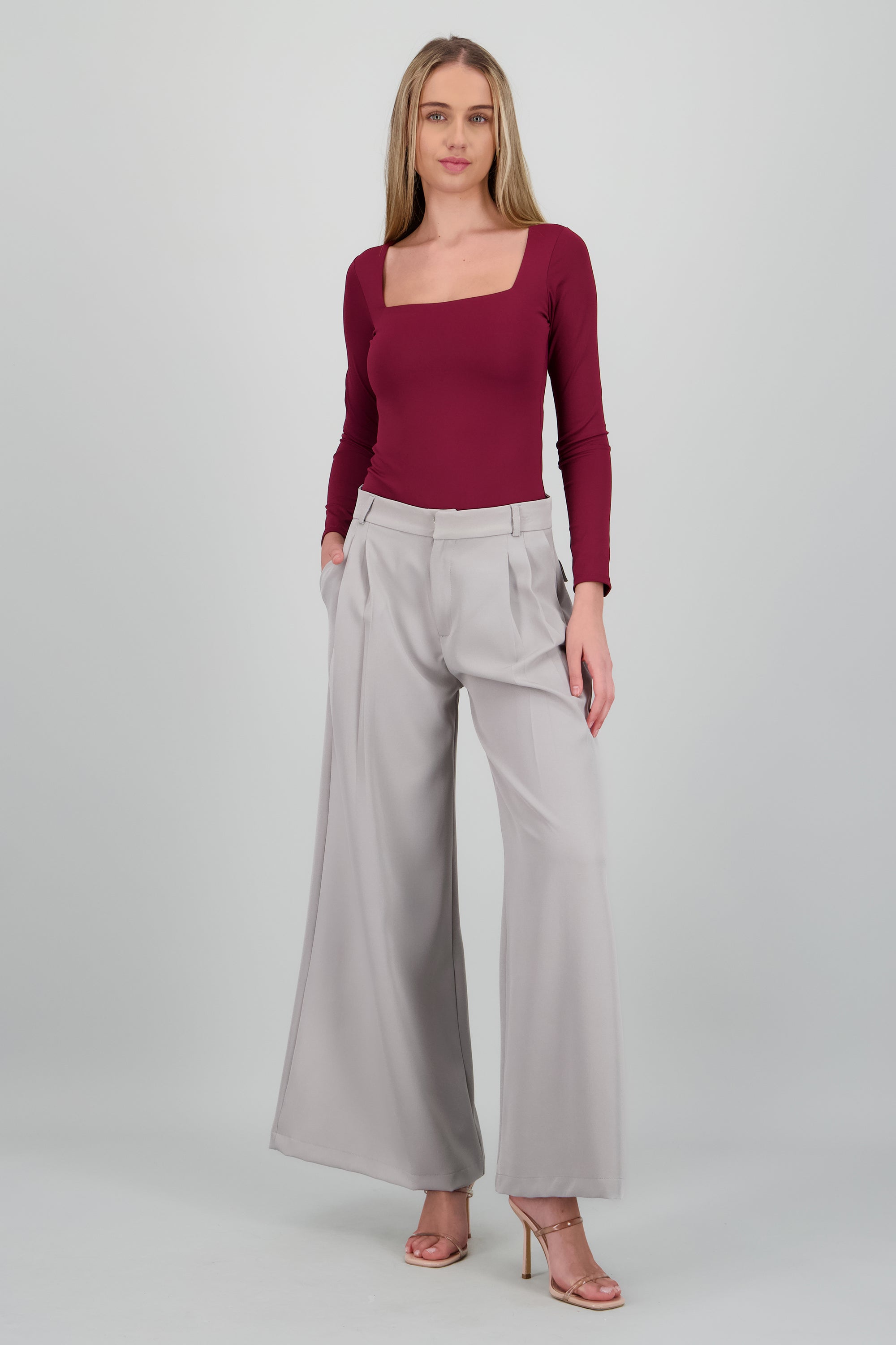 Pantalon amplio liso detalle pinzas GREIGE