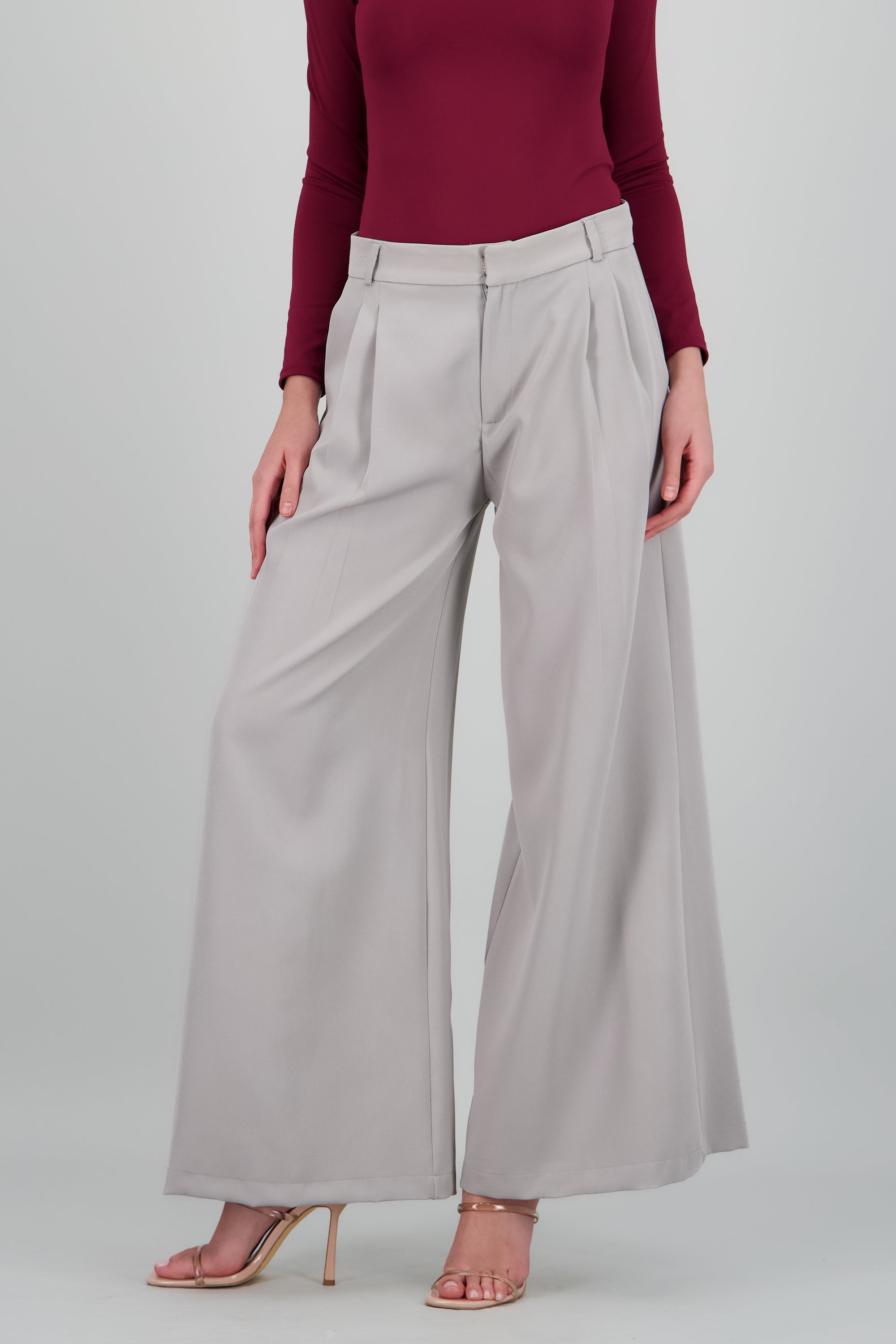 Pantalon amplio liso detalle pinzas GREIGE