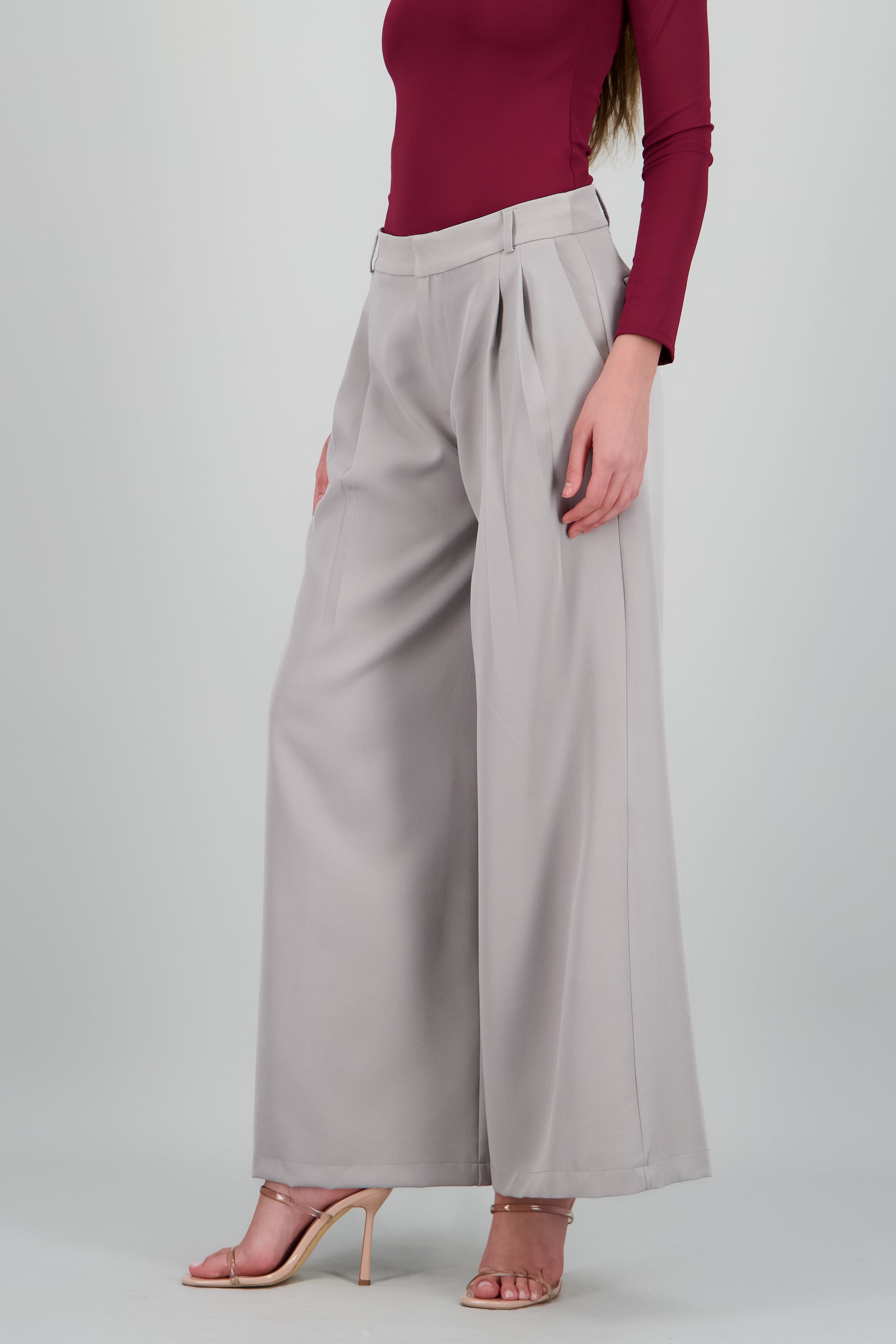 Pantalon amplio liso detalle pinzas GREIGE