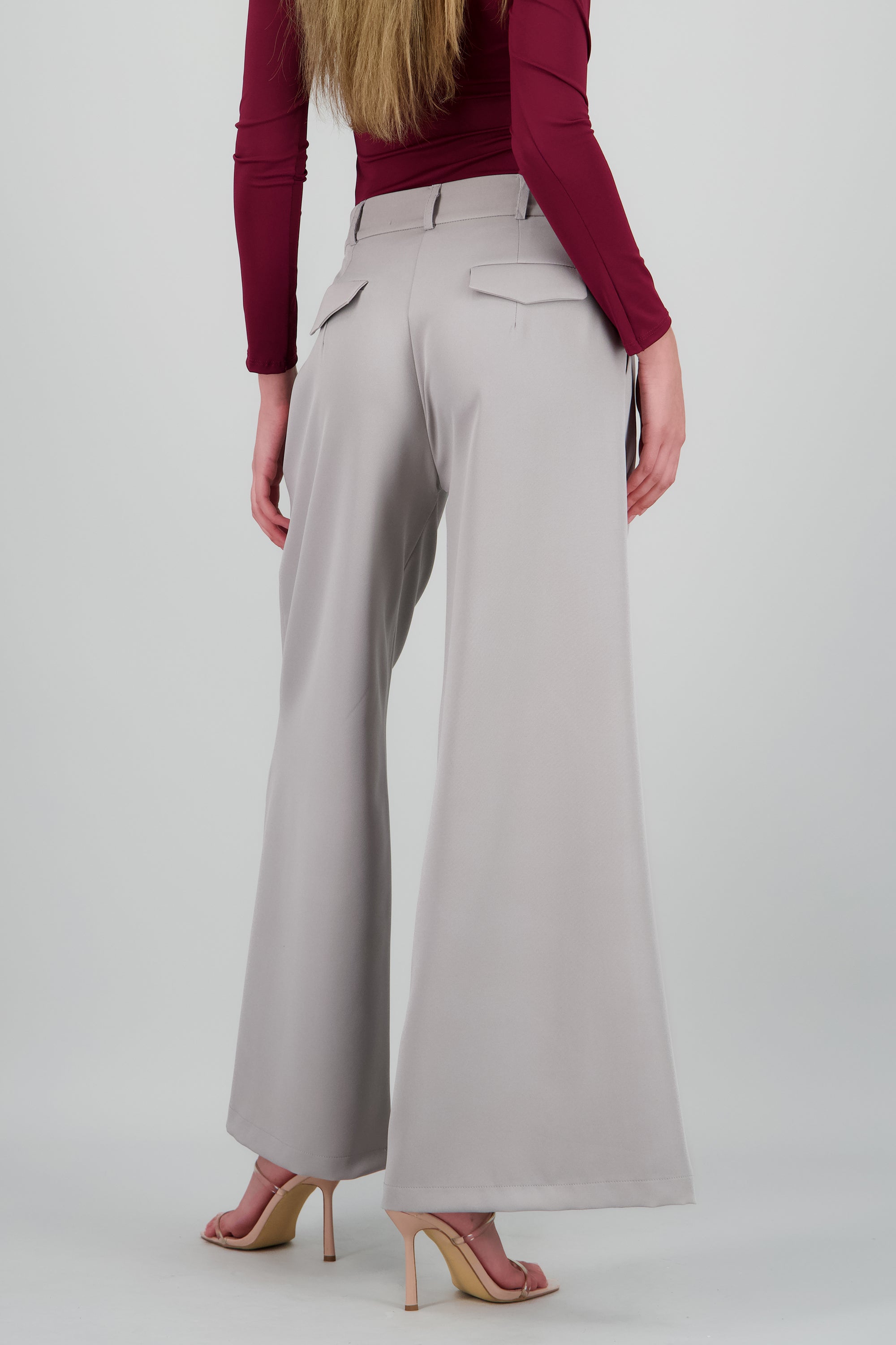 Pantalon amplio liso detalle pinzas GREIGE