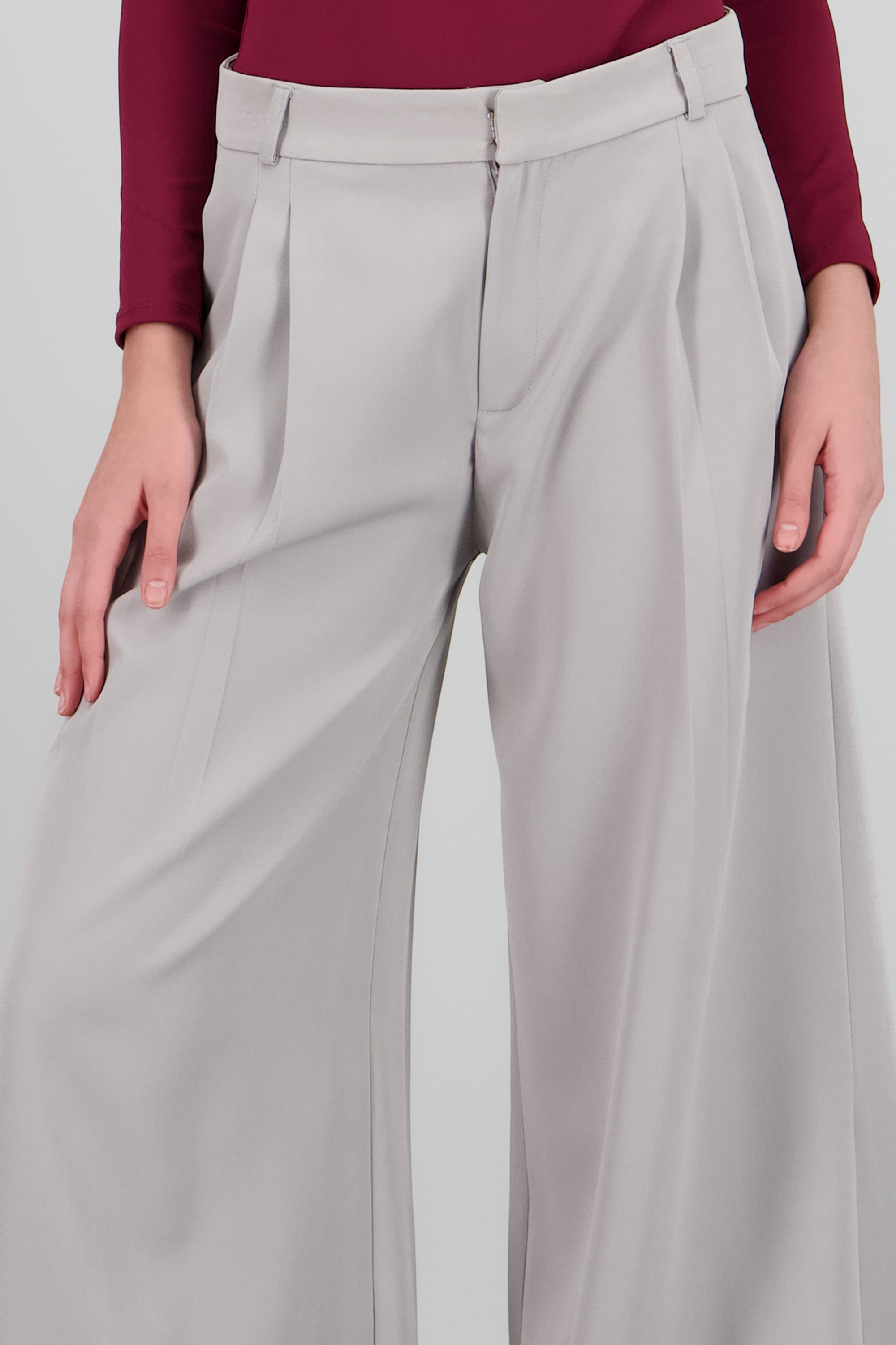 Pantalon amplio liso detalle pinzas GREIGE