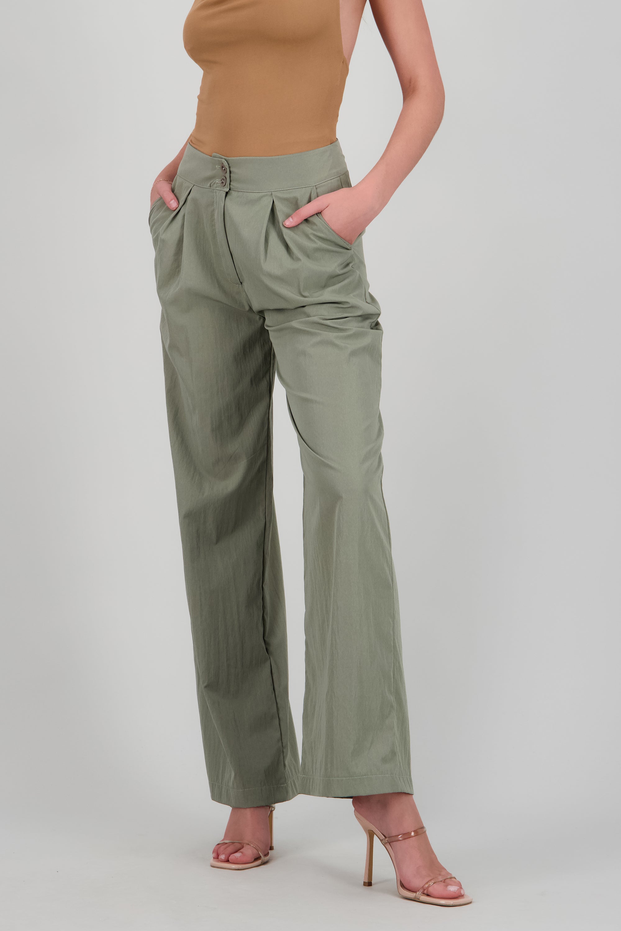 Pantalón con detalle de pinzas OLIVO