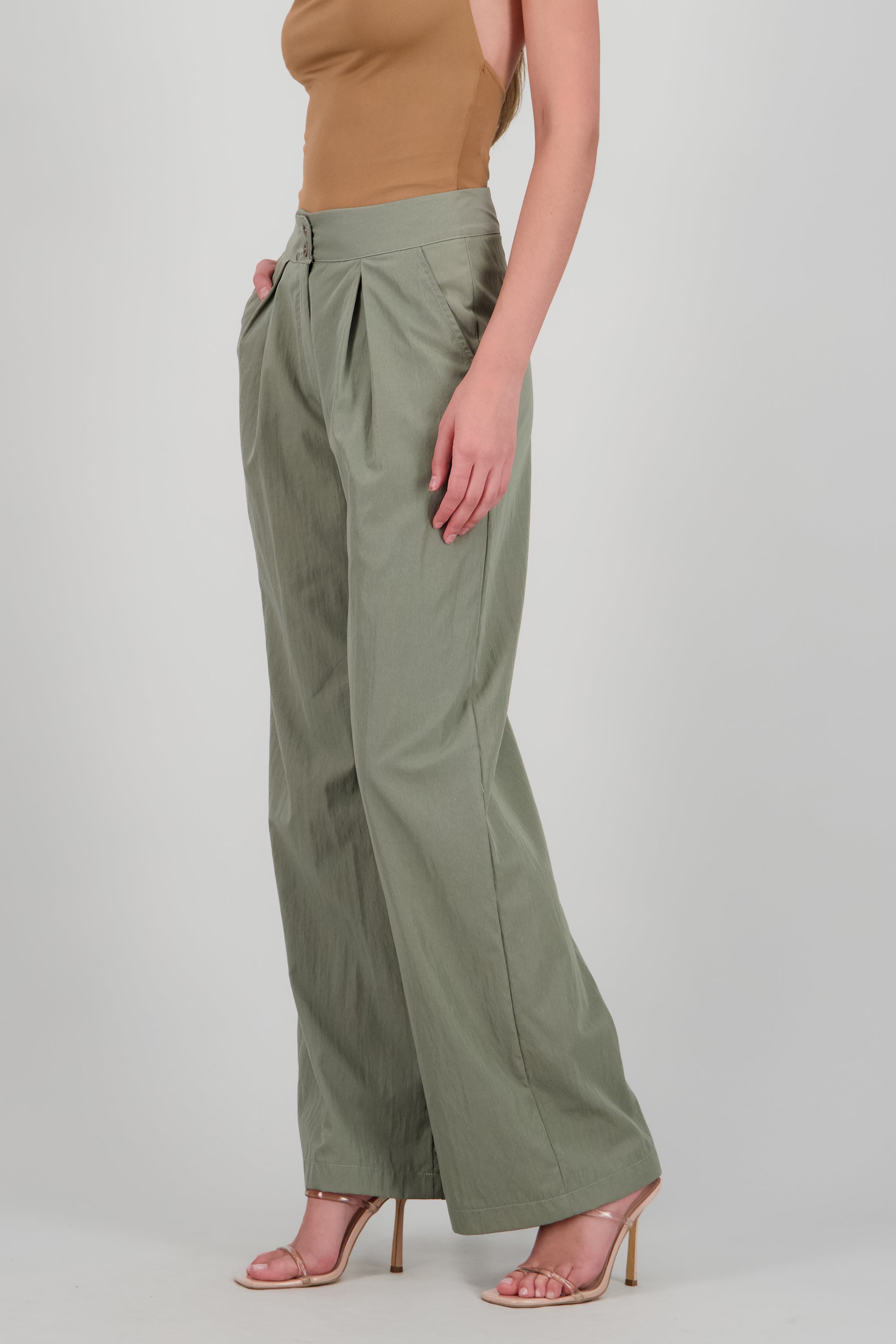 Pantalón con detalle de pinzas OLIVO