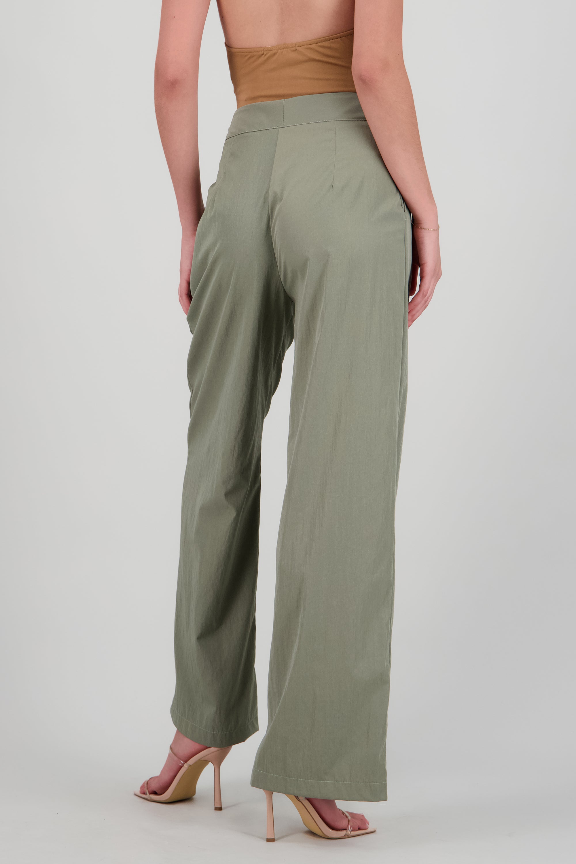 Pantalón con detalle de pinzas OLIVO