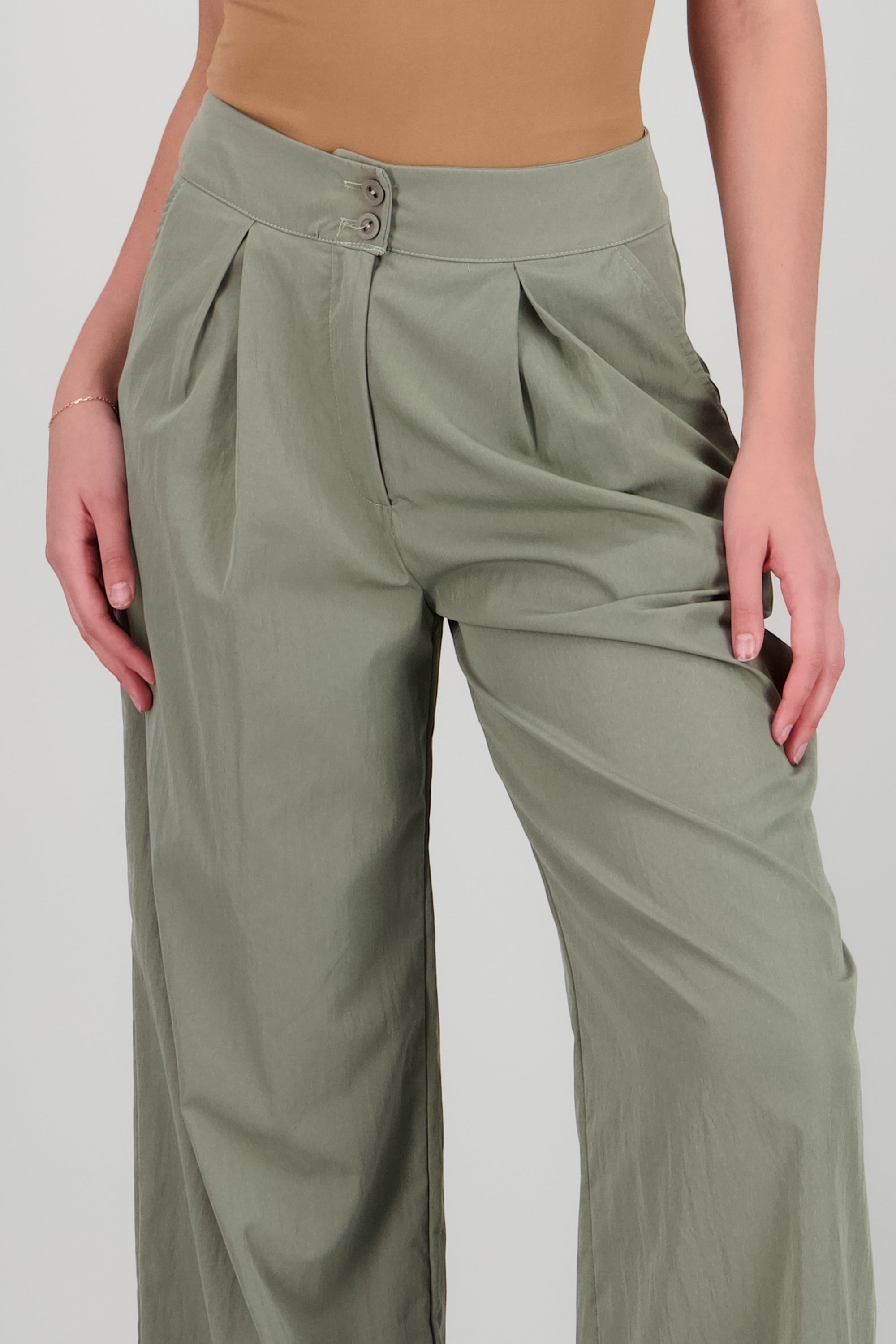 Pantalón con detalle de pinzas OLIVO