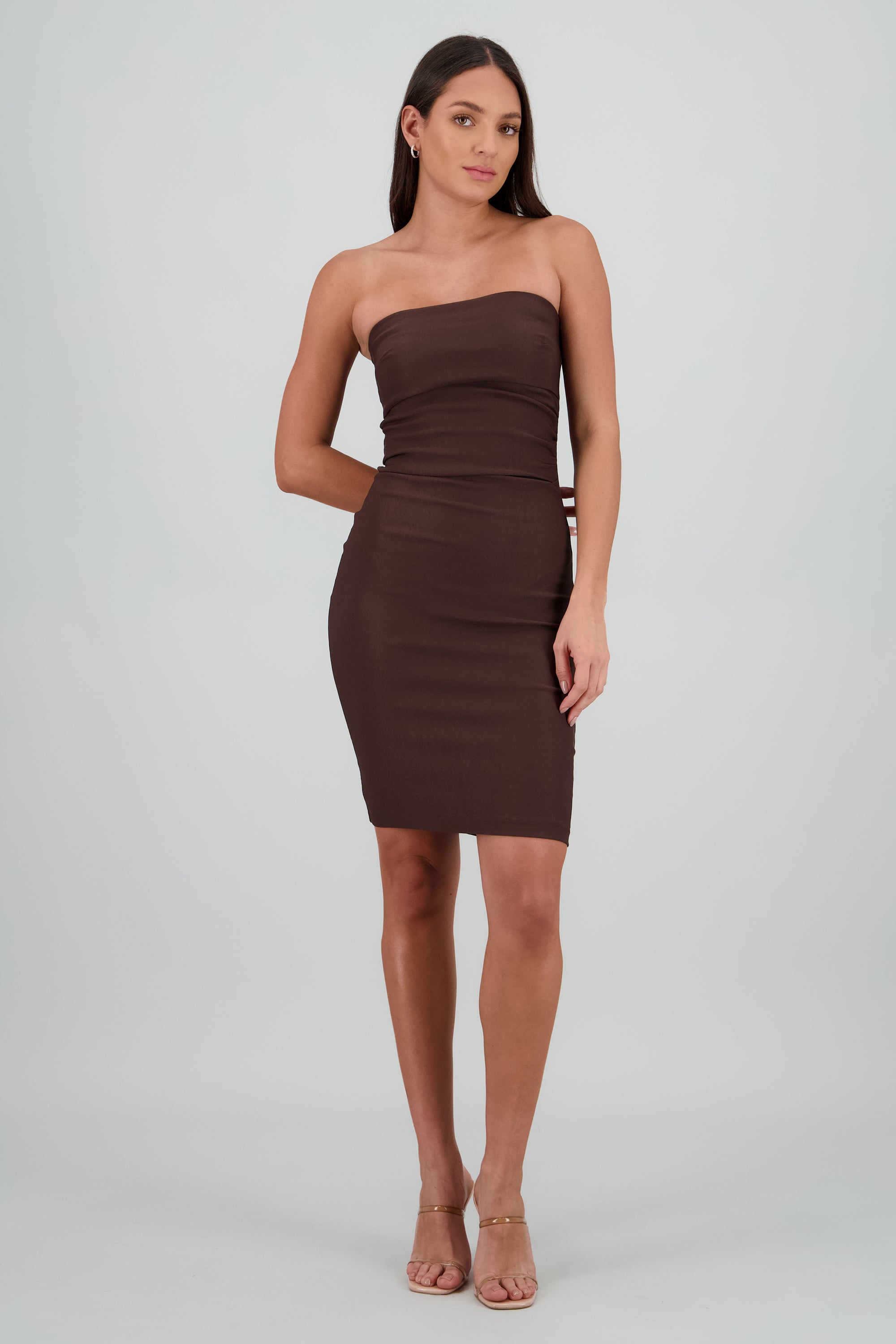 Vestido bodycon strapless con frunce CHOCOLATE