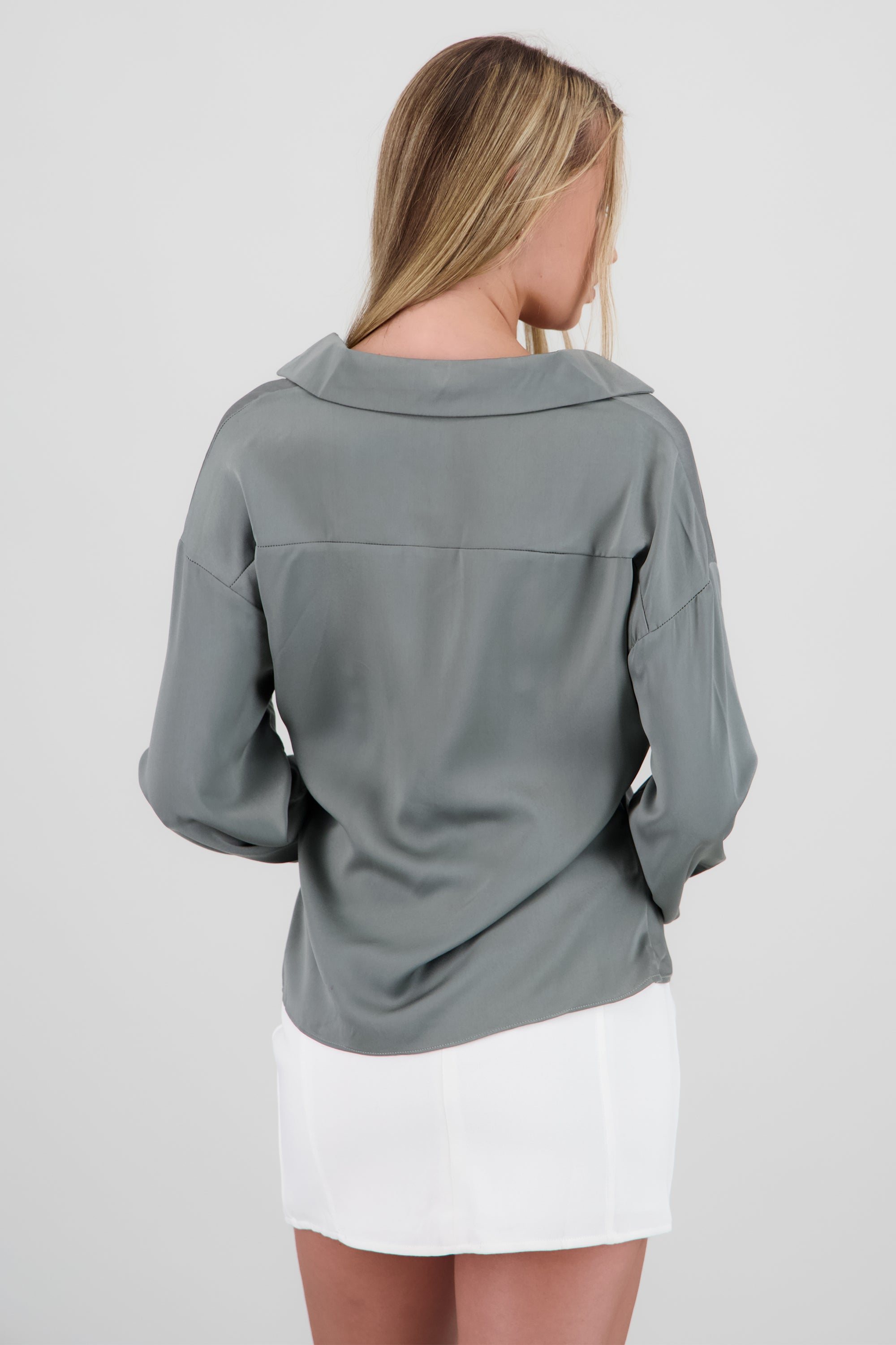 Camisa nudo satinada GRIS