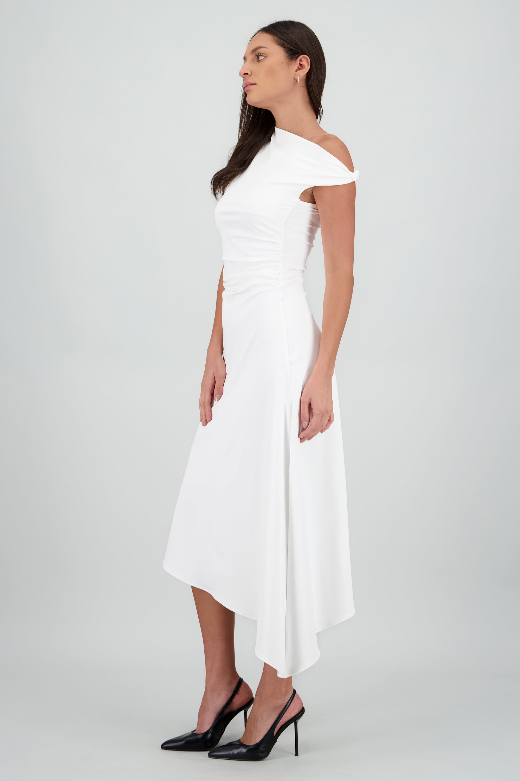 Vestido midi hombro asimetrico HUESO