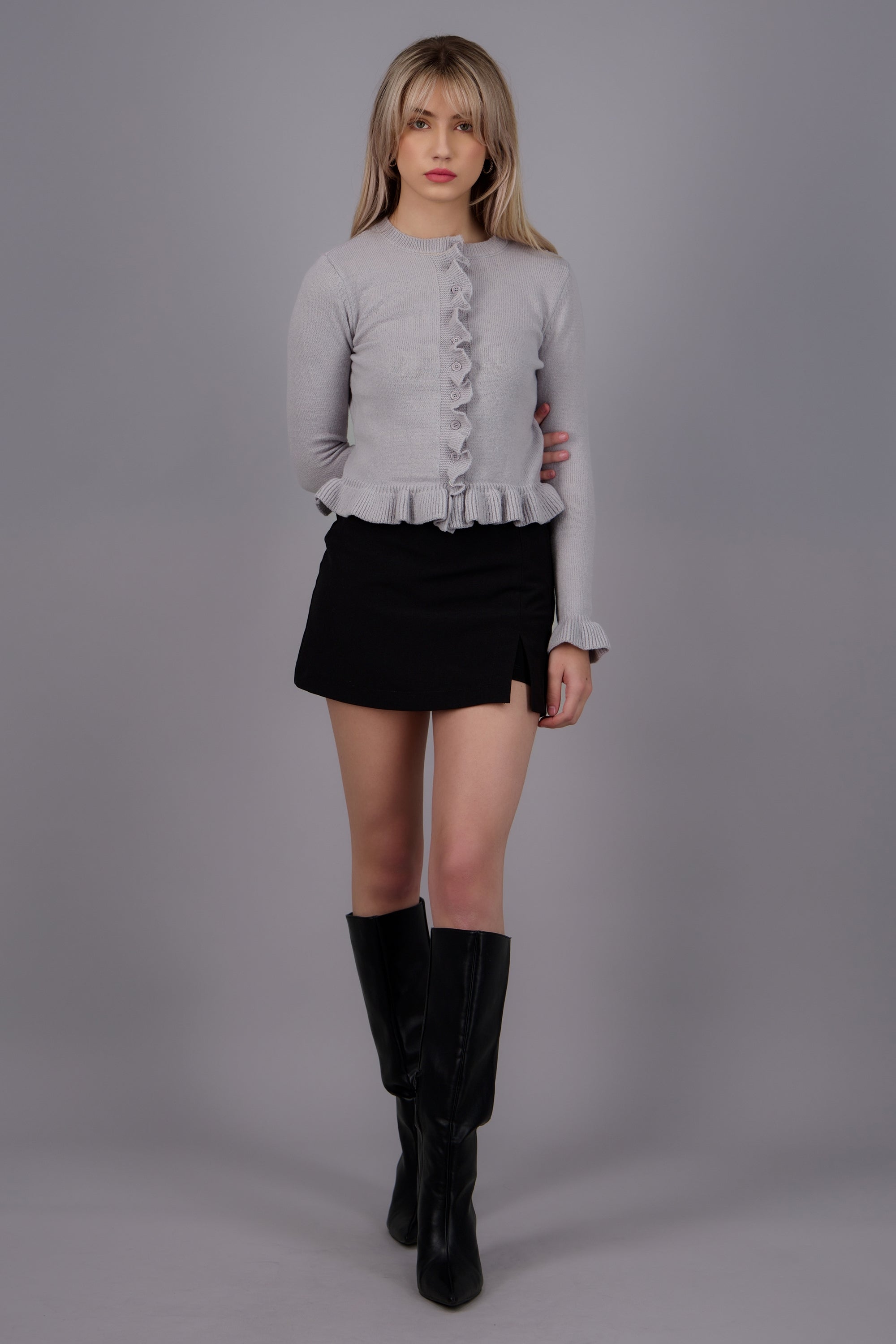 Sueter con detalle al frente y mangas GRIS
