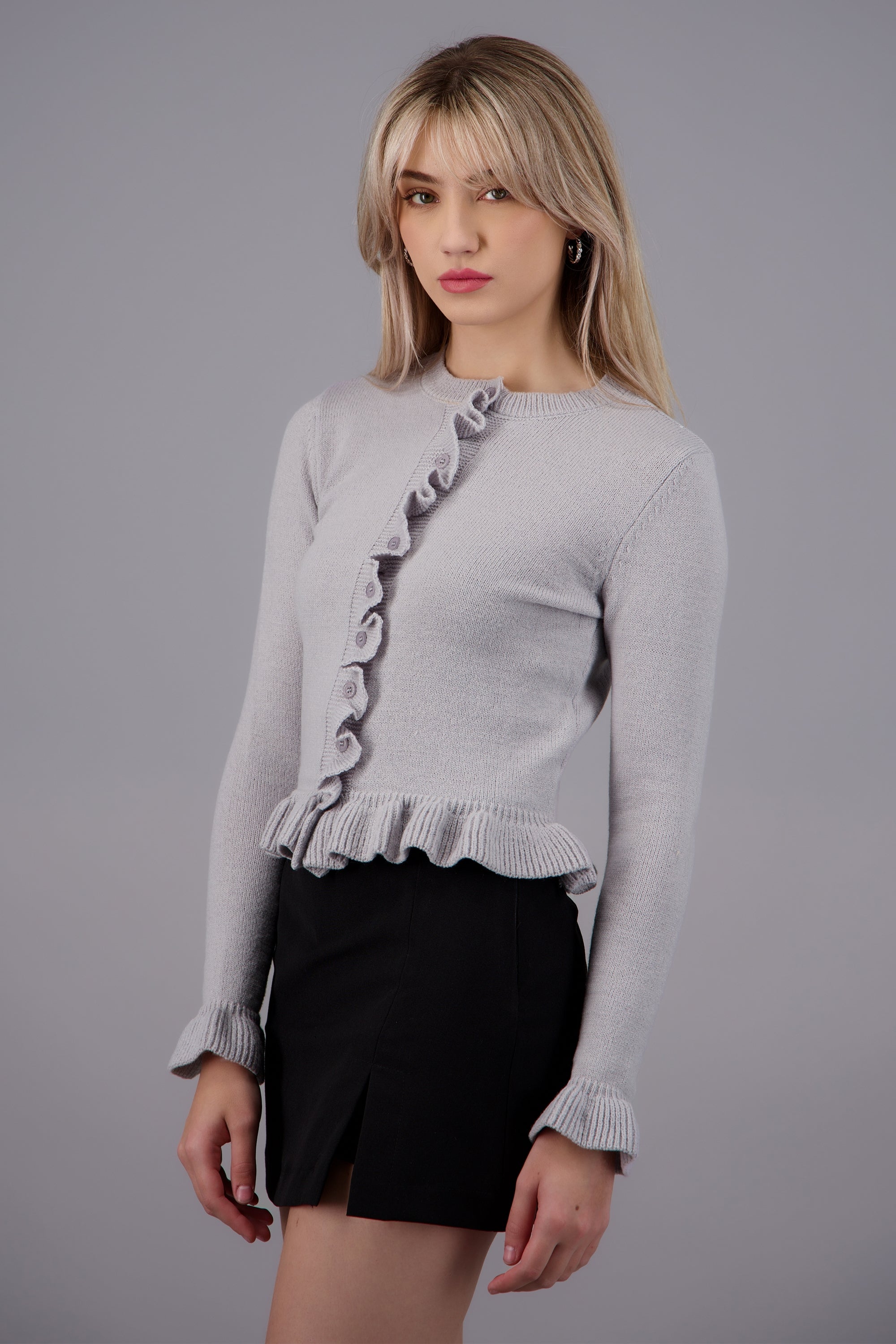 Sueter con detalle al frente y mangas GRIS