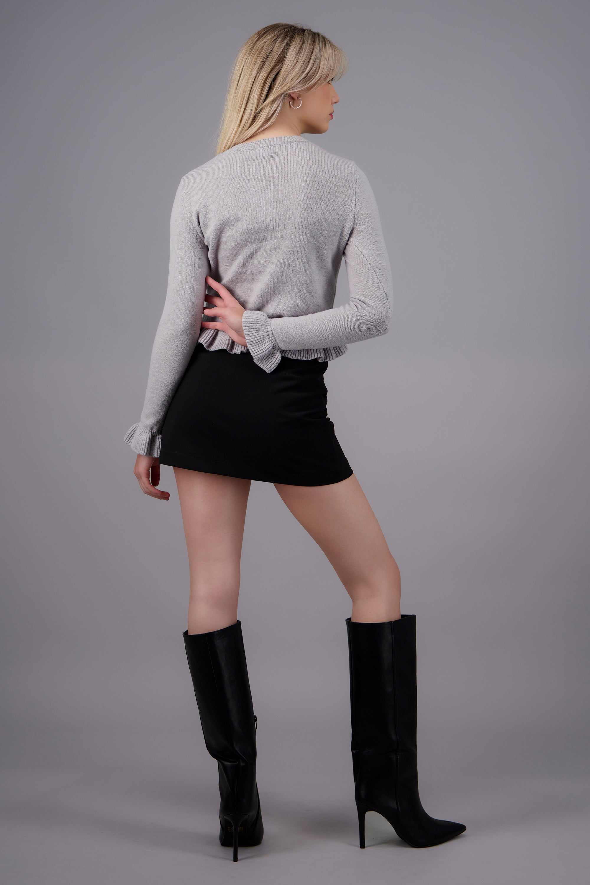 Sueter con detalle al frente y mangas GRIS