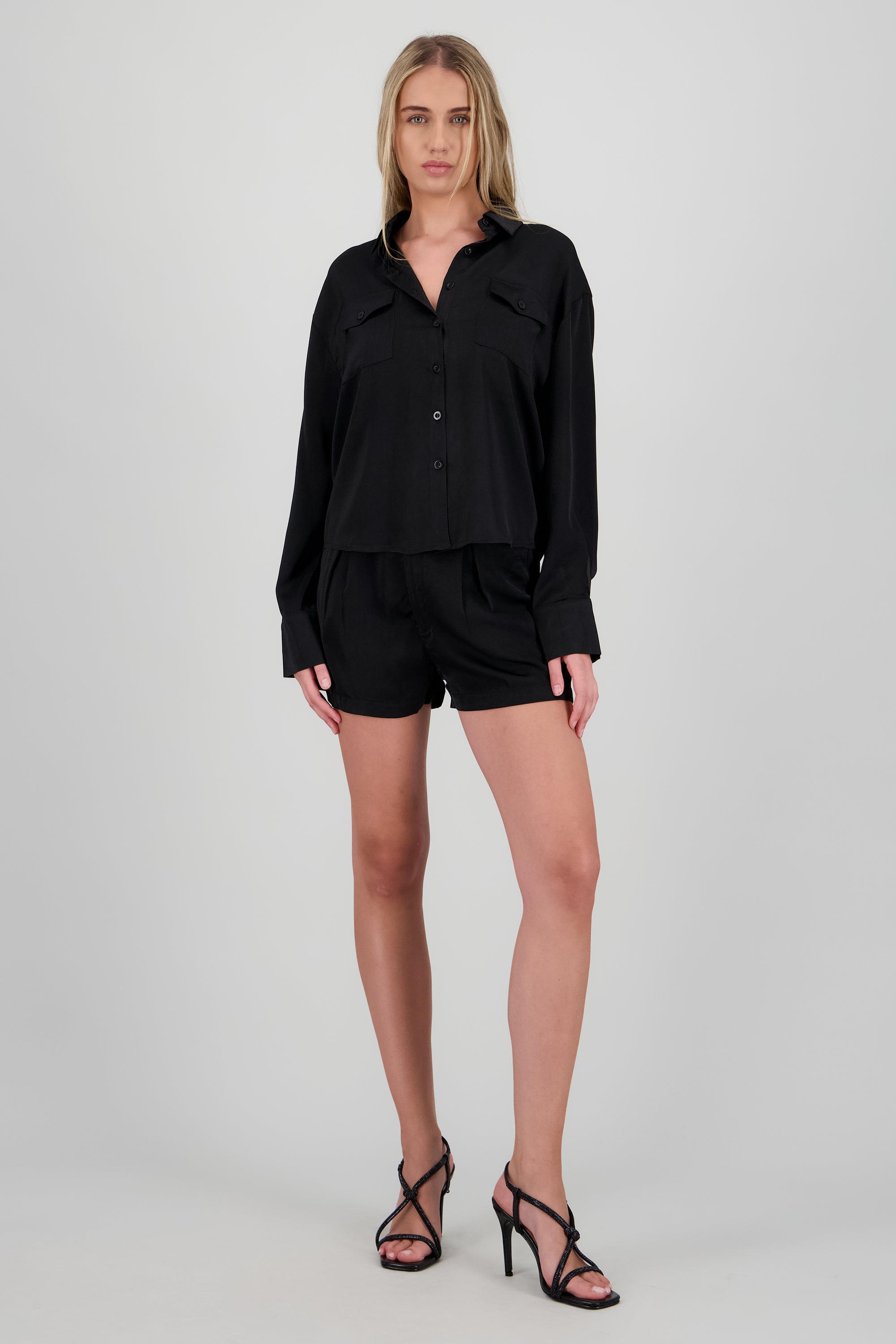 Shorts detalle pinzas NEGRO